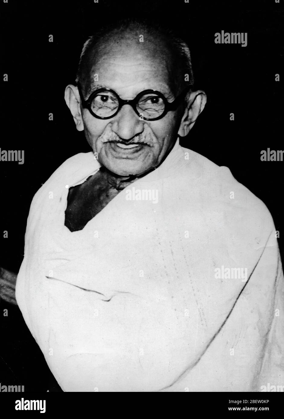 Mahatma Gandhi. Mohandas Karamchand Gandhi, 2 ottobre 1869 – 30 gennaio 1948 – è stato un avvocato indiano, nazionalista anti-coloniale ed eticista politico, che ha impiegato una resistenza nonviolenta per guidare la campagna di successo per l'indipendenza dell'India dalla British Rule. Foto Stock