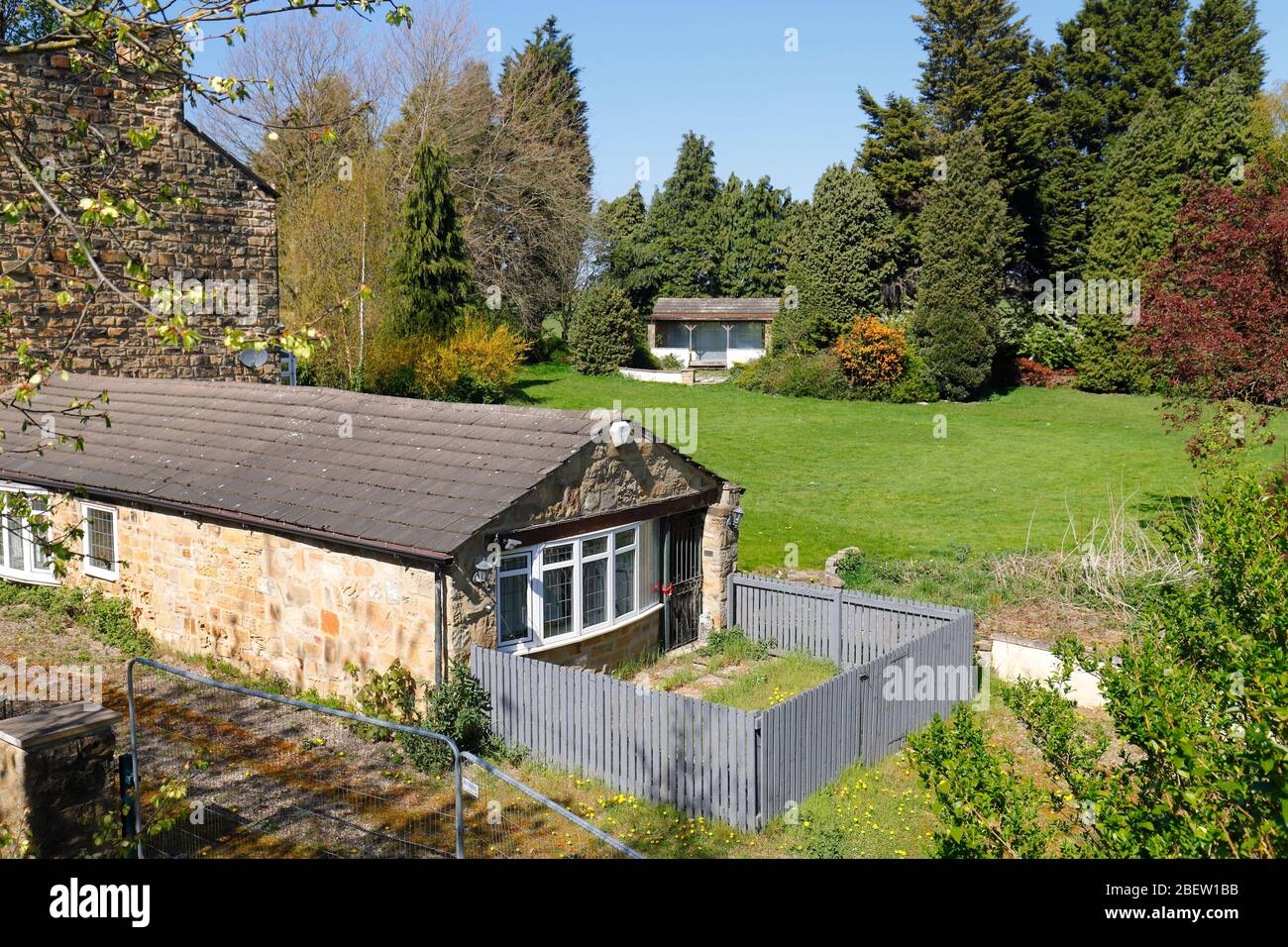 Lo Smithy è una casa di 5 camere da letto su Jinny Moor Lane a Swillington, Leeds. È prevista la demolizione per far posto al nuovo collegamento ferroviario ad alta velocità. Foto Stock