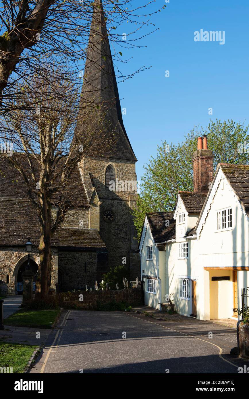 Chiesa di St Marys all'estremità meridionale del Causeway presto in una mattina primaverile, Horsham, Sussex occidentale, Regno Unito Foto Stock