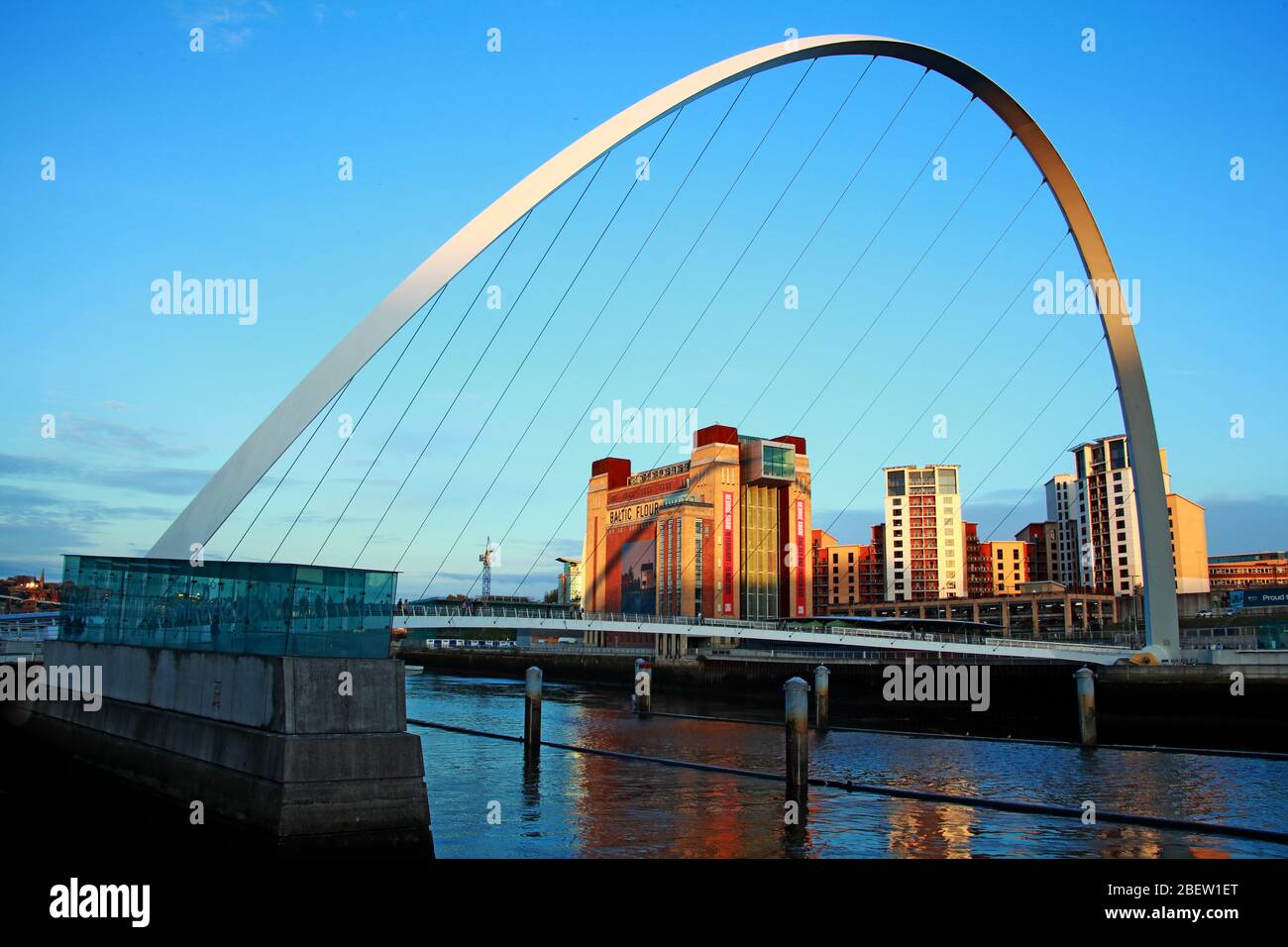 Fiume Tyne, Newcaste Upon Tyne, Gateshead, Sage e lungofiume, sera, NE Inghilterra, Regno Unito, ponti, Gateshead Millennium Bridge Foto Stock