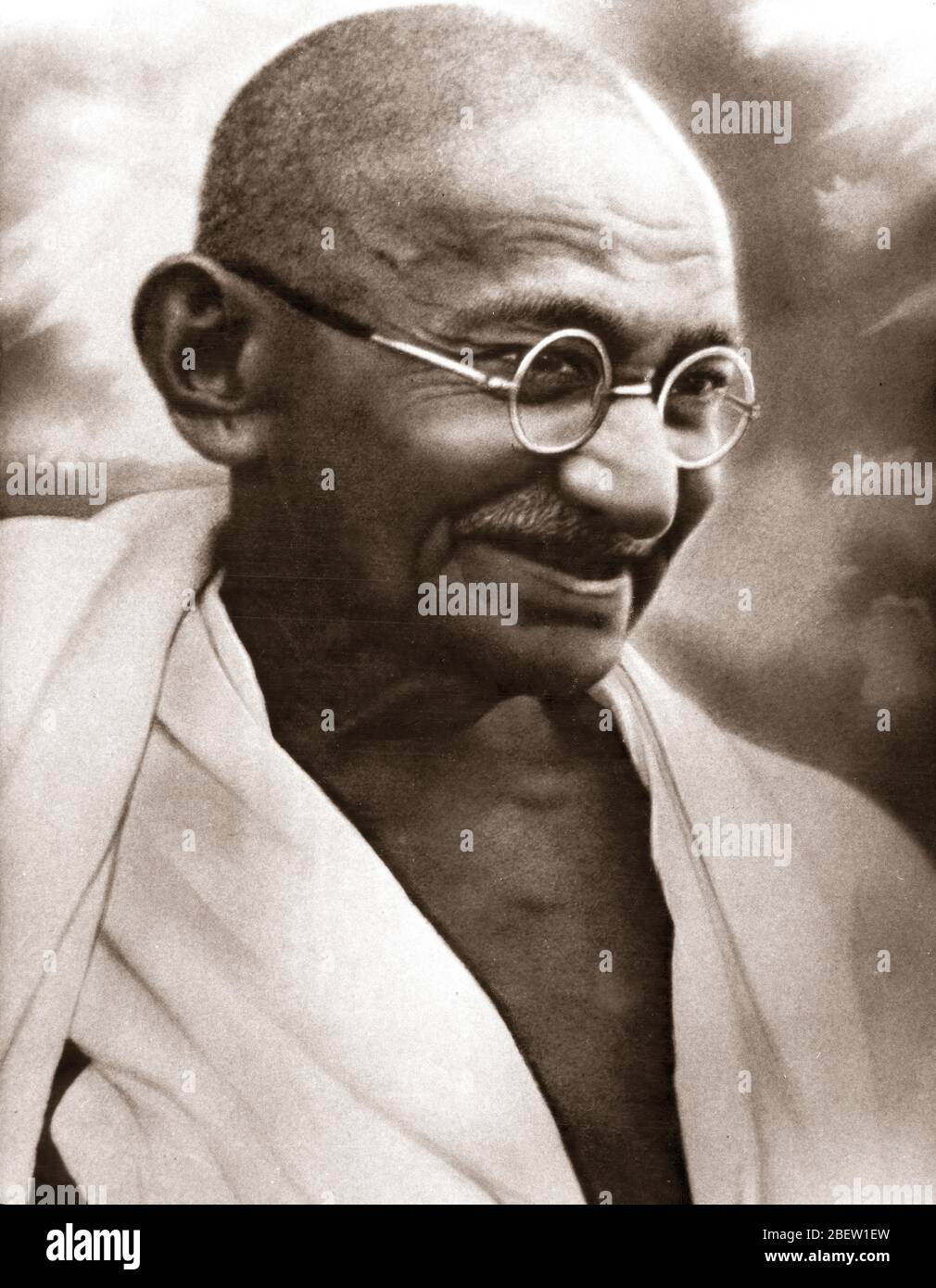 Mahatma Gandhi. Mohandas Karamchand Gandhi, 2 ottobre 1869 – 30 gennaio 1948 – è stato un avvocato indiano, nazionalista anti-coloniale ed eticista politico, che ha impiegato una resistenza nonviolenta per guidare la campagna di successo per l'indipendenza dell'India dalla British Rule. Foto Stock