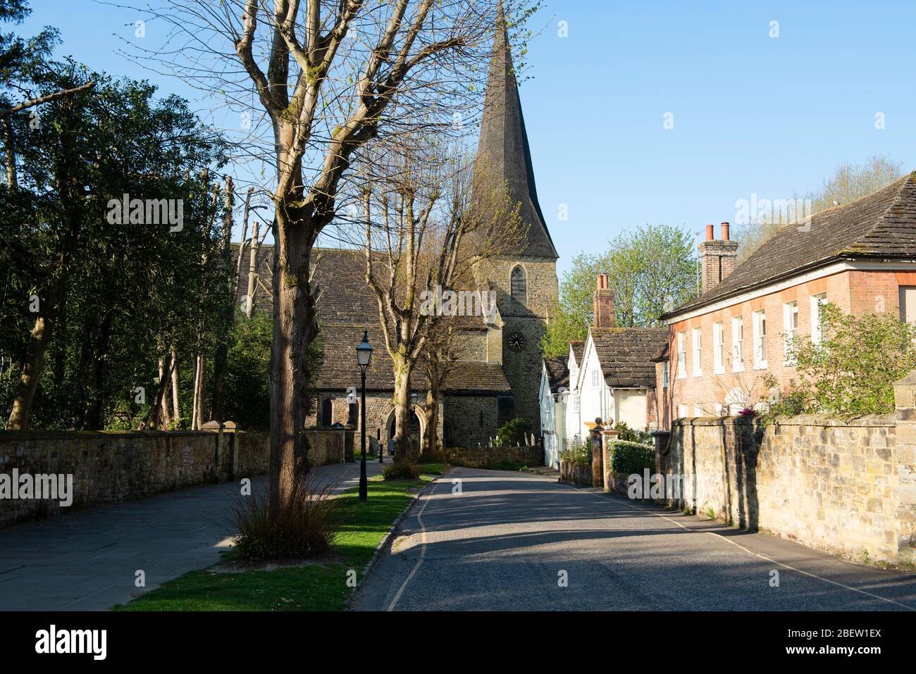 Chiesa di St Marys all'estremità meridionale del Causeway presto in una mattina primaverile, Horsham, Sussex occidentale, Regno Unito Foto Stock