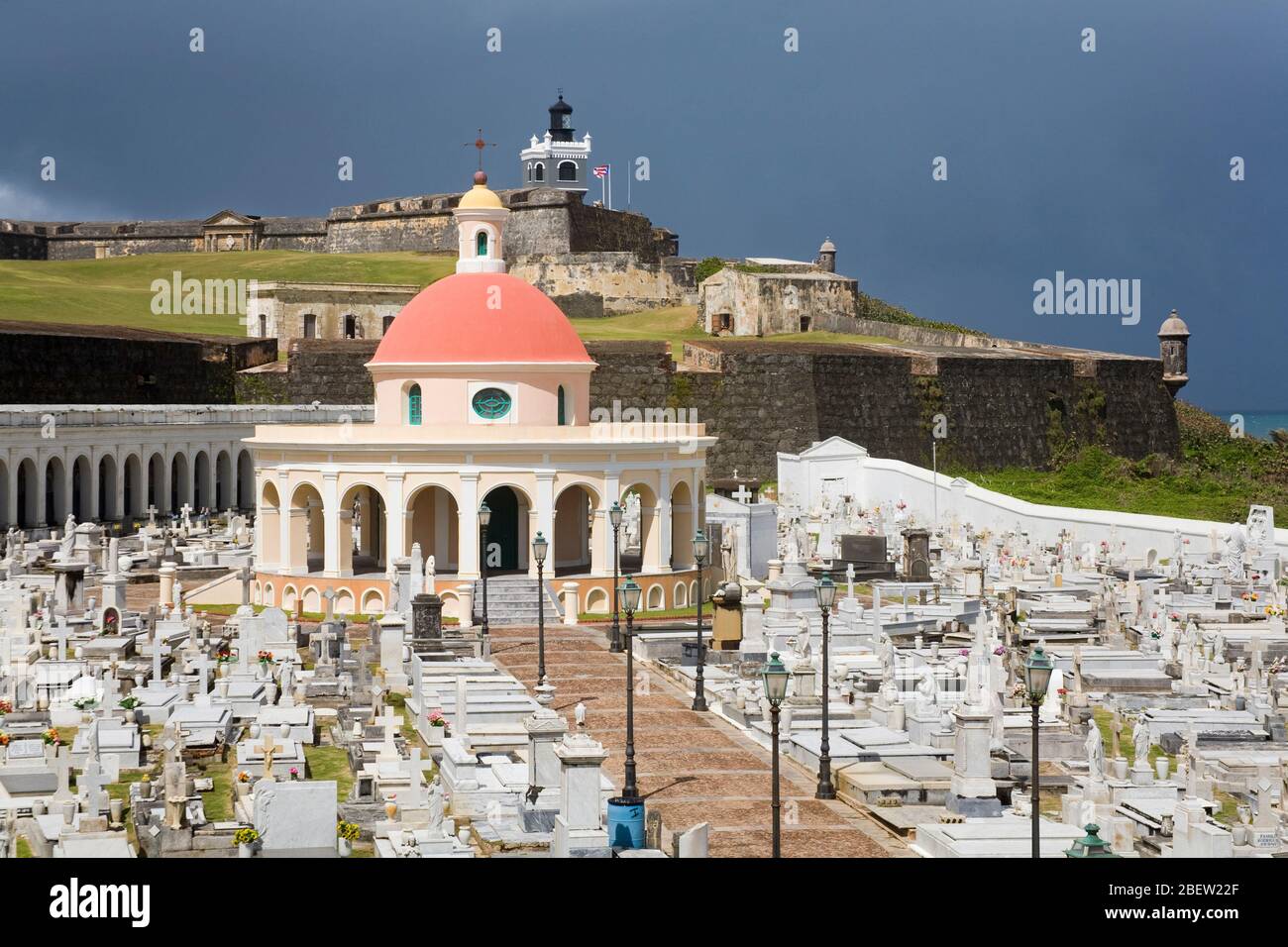 Mausoleo nel Cimitero di Santa Maria Maddalena, Città Vecchia di San Juan, Isola di Porto Rico, Stati Uniti d'America Foto Stock