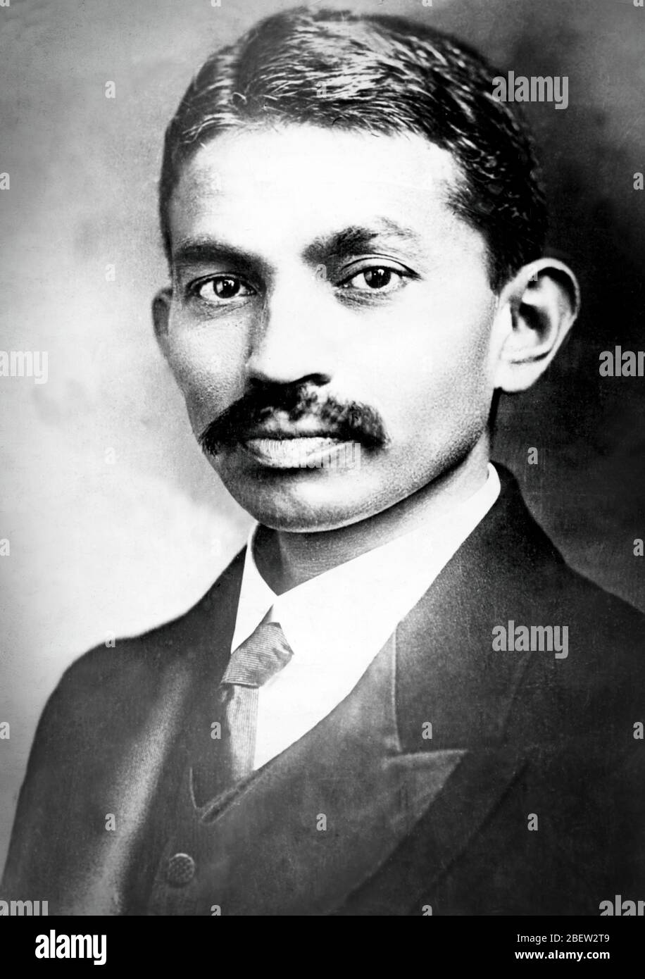 Mahatma Gandhi. Mohandas Karamchand Gandhi, 2 ottobre 1869 – 30 gennaio 1948 – è stato un avvocato indiano, nazionalista anti-coloniale ed eticista politico, che ha impiegato una resistenza nonviolenta per guidare la campagna di successo per l'indipendenza dell'India dalla British Rule. Foto Stock