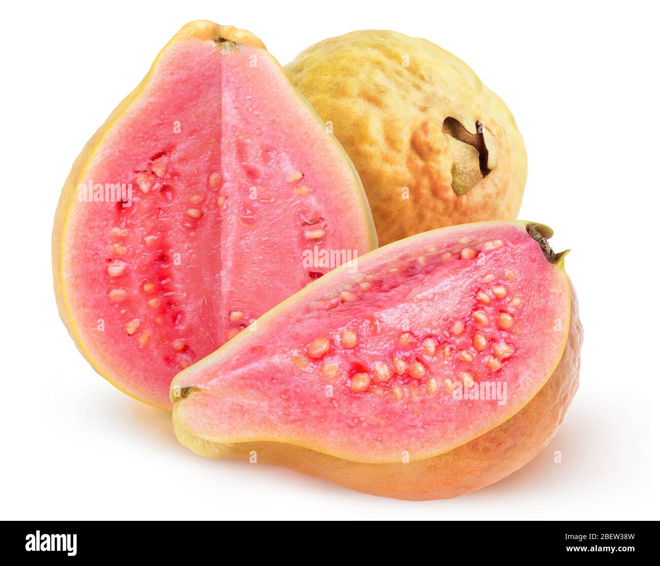 Frutti di guava isolati. Guava rosa con pelle gialla tagliata a metà isolata su fondo bianco con tracciato di taglio Foto Stock