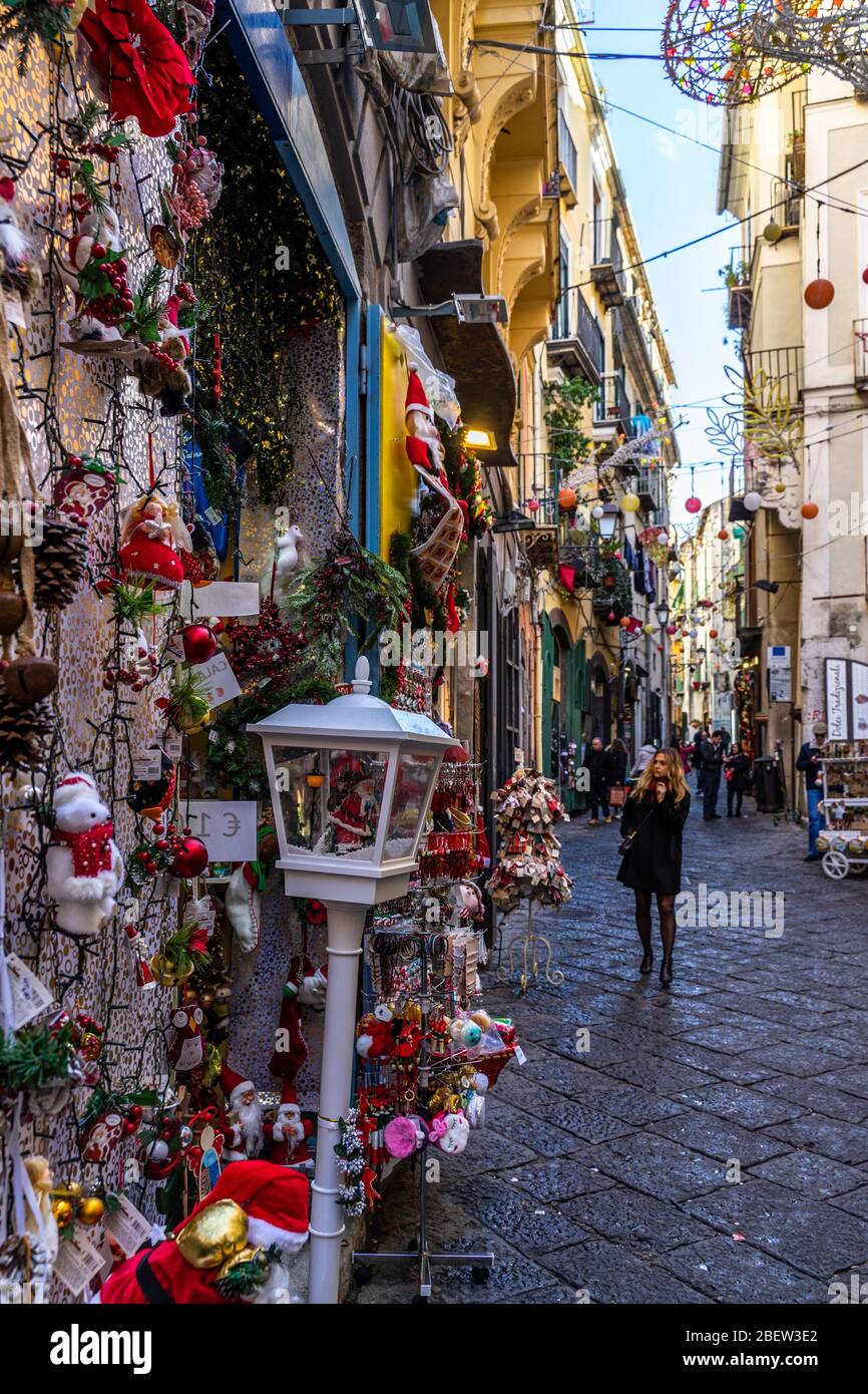 Primo piano di regali e souvenir natalizi in un negozio del centro storico di Salerno. Salerno, Campania, Italia, dicembre 2019 Foto Stock