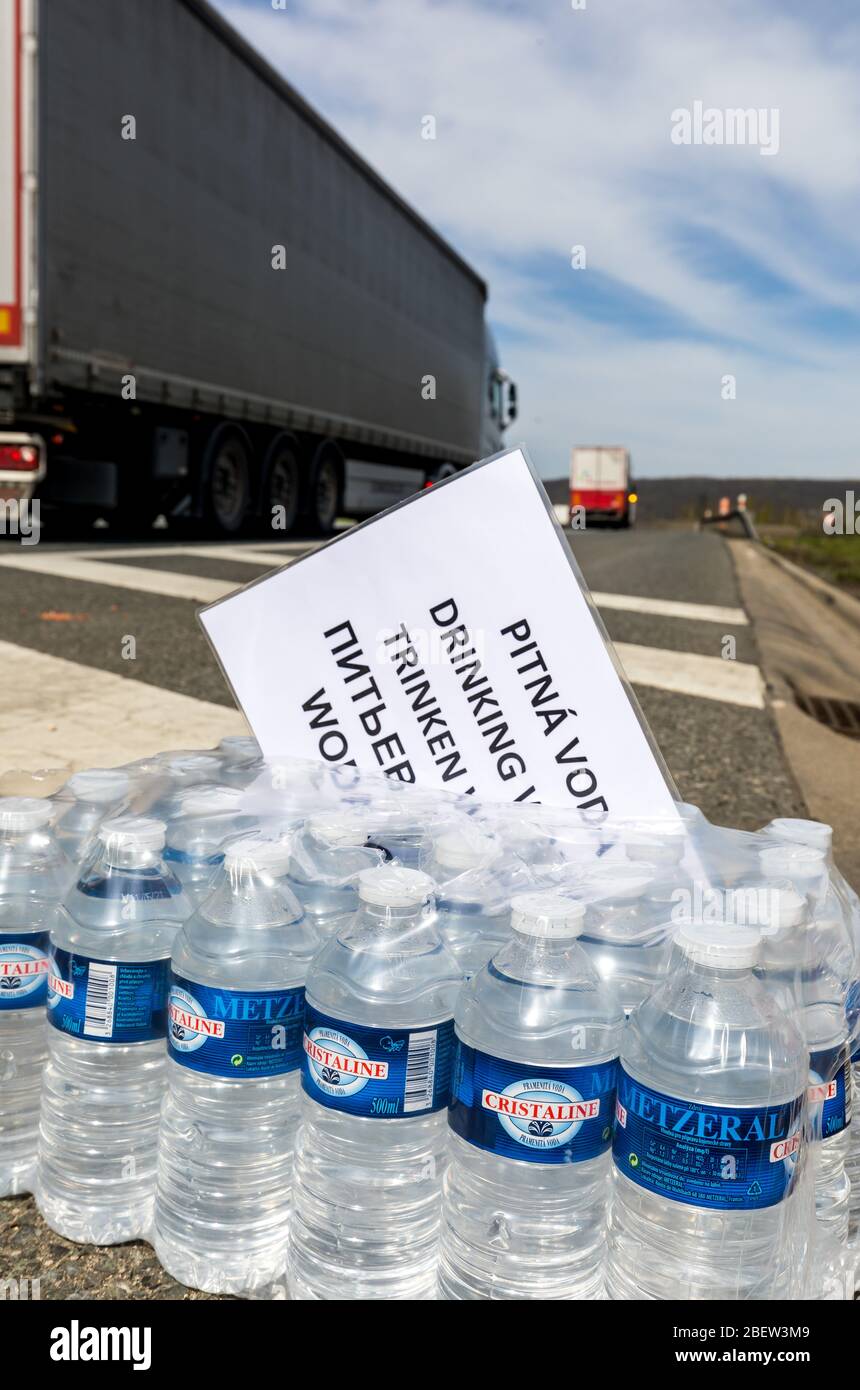 Usti nad Labem, Repubblica Ceca. 15 aprile 2020. I camion sono bloccati sull'autostrada D8 di fronte al valico di frontiera ceco-tedesco, Repubblica ceca, mercoledì 15 aprile 2020. I camion si accumulano per una lunghezza di 15 chilometri a causa dei controlli alle frontiere come parte degli sforzi per frenare la diffusione del coronavirus. Una bottiglia d'acqua per camionisti da RSD (direzione strada e autostrada della Repubblica Ceca). Credit: Vojtech Hajek/CTK Photo/Alamy Live News Foto Stock