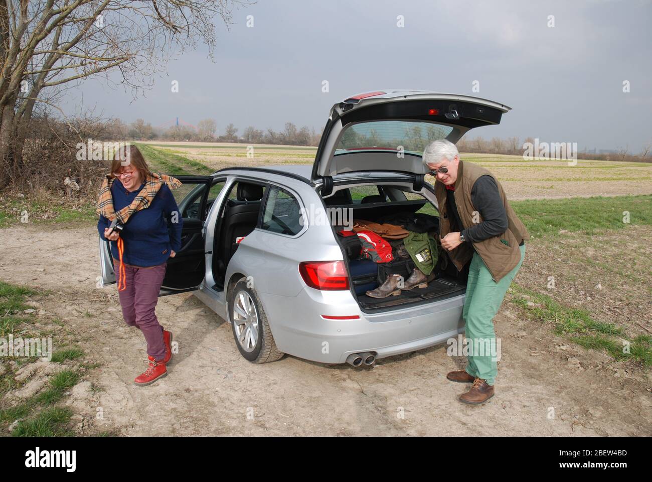 LANGE AUTOFAHRT . PAUSA KURZE . TOUR LUNGO . BREVE PAUSA Foto Stock