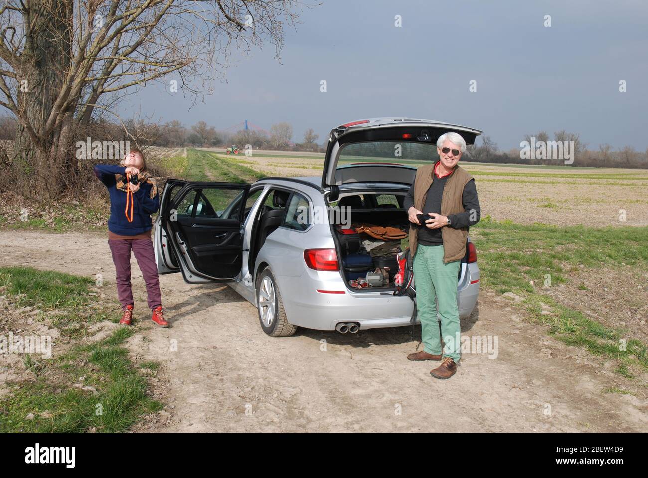 LANGE AUTOFAHRT . PAUSA KURZE . TOUR LUNGO . BREVE PAUSA Foto Stock