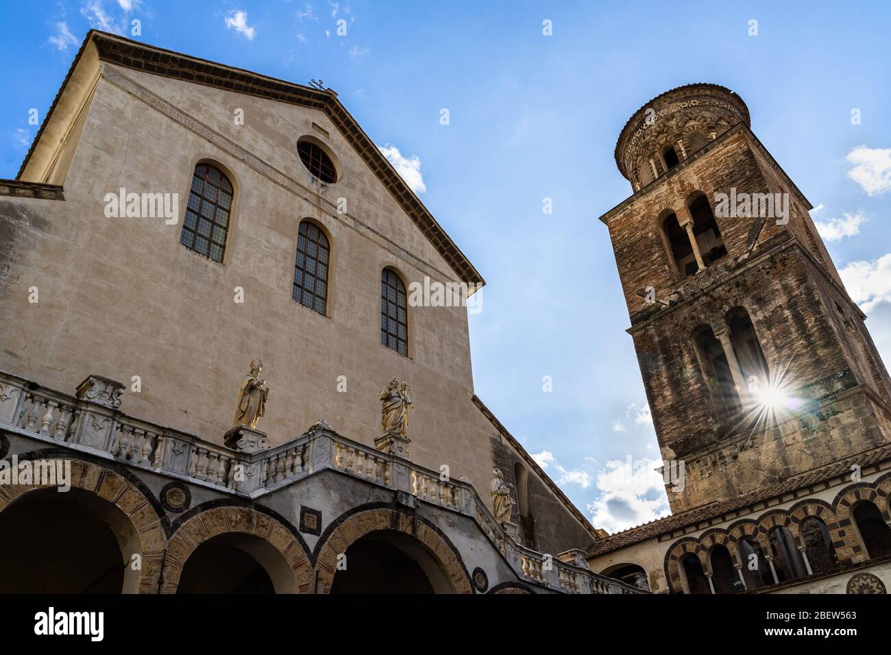 Ampia vista panoramica della facciata e del campanile della Cattedrale di Salerno, la chiesa principale di Salerno e un importante punto di riferimento turistico, la Campania, Italia Foto Stock