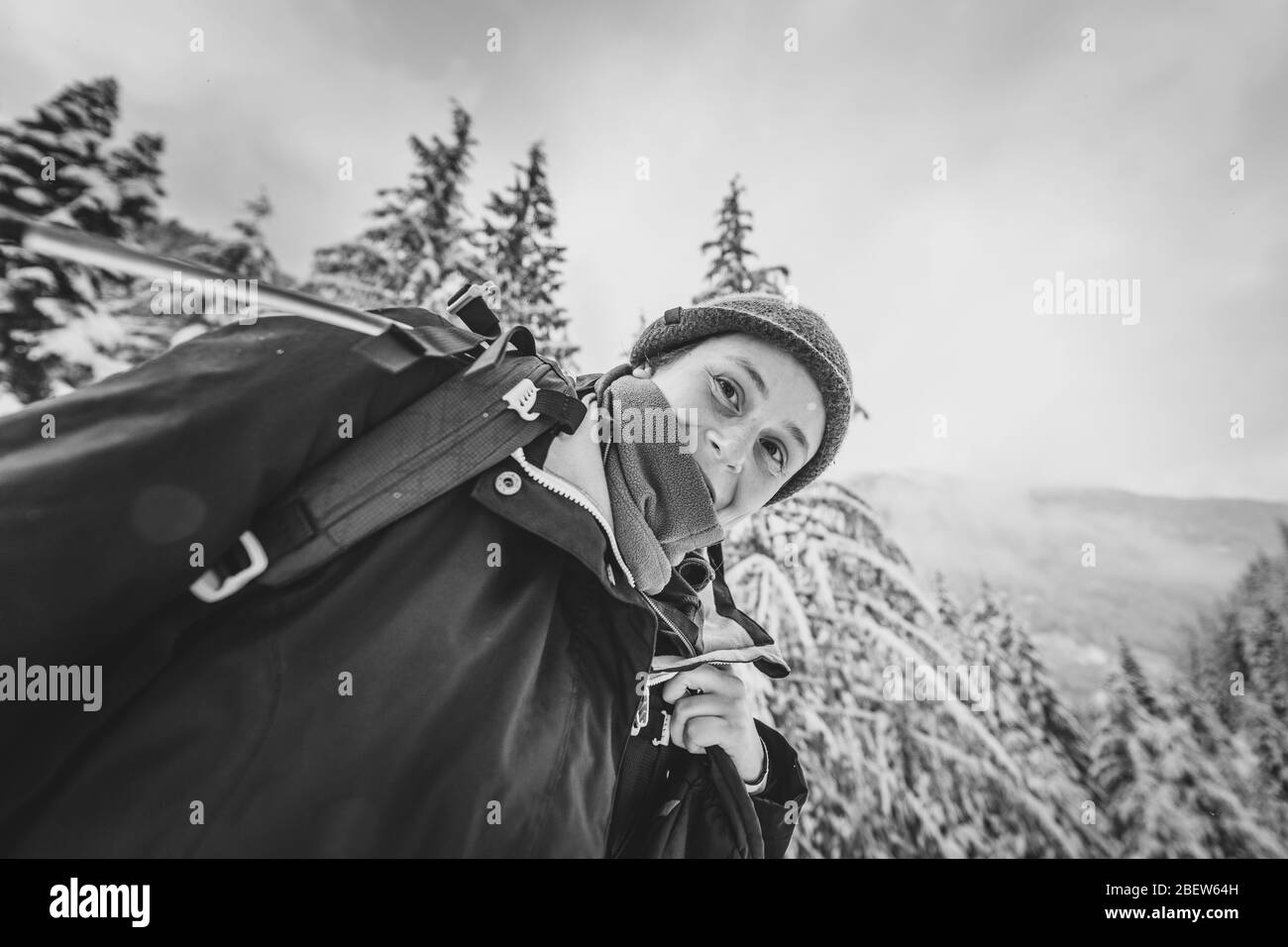 Vista a basso angolo Ritratto di giovane donna in Manning Park in bianco e nero Foto Stock