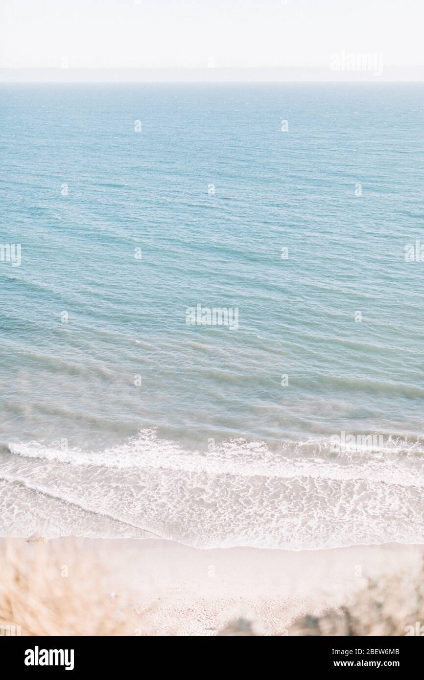 Oceano Pacifico acqua blu da Cliffside a Malibu a El Matador Beach Foto Stock