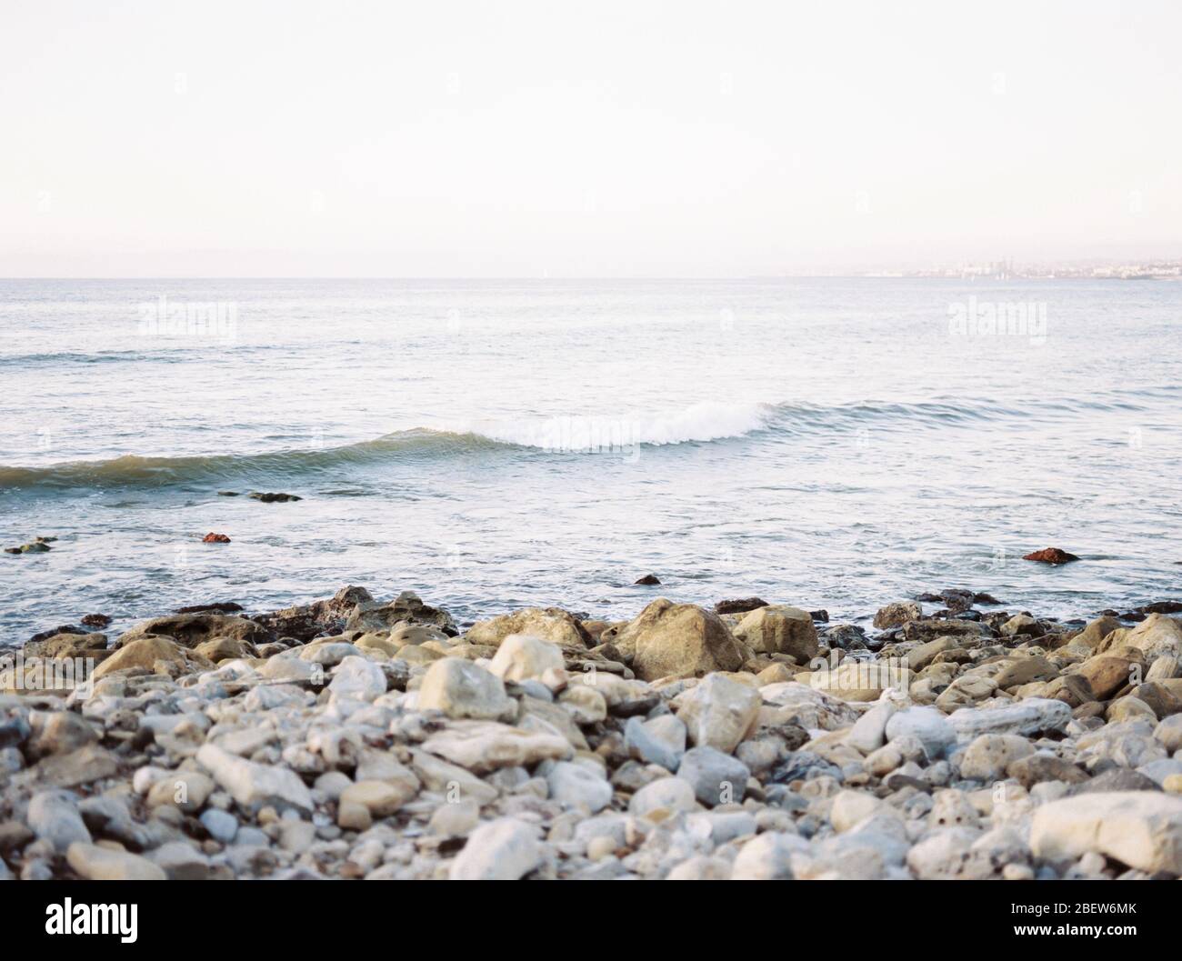 Onda che si schiantano sulla costa dell'oceano pacifico costa della california Foto Stock