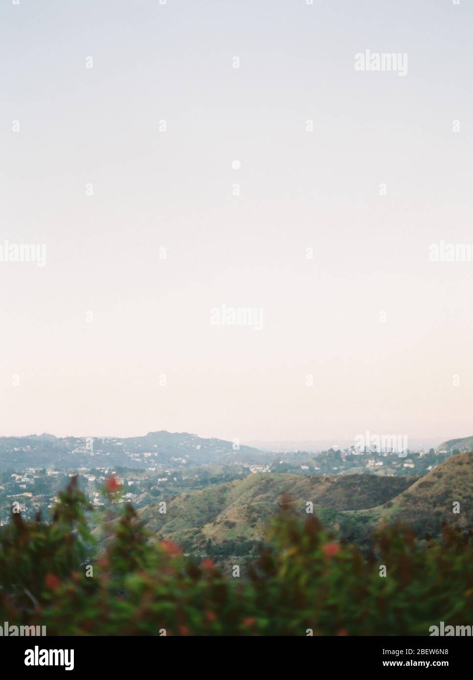 Luna all'alba sul cielo color pastello di Los Angeles Foto Stock