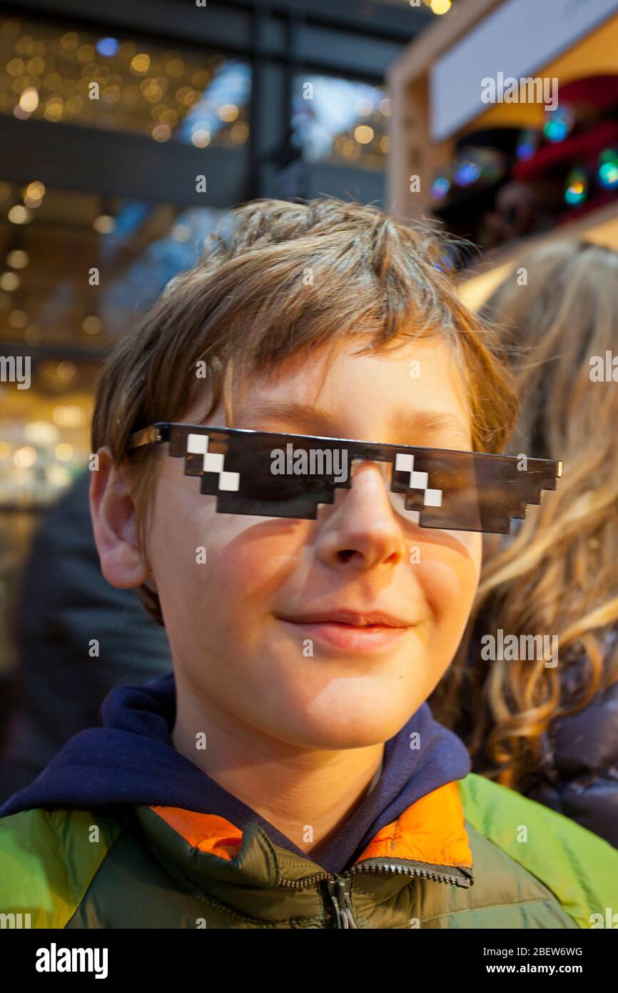 Ragazzo che indossa occhiali da divertimento, Spitalfields Market. Foto Stock