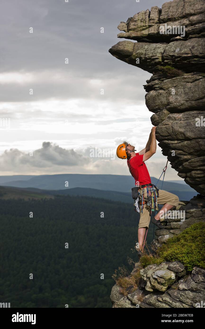 Scalatore di roccia sulla scogliera al distretto di picco in Inghilterra Foto Stock