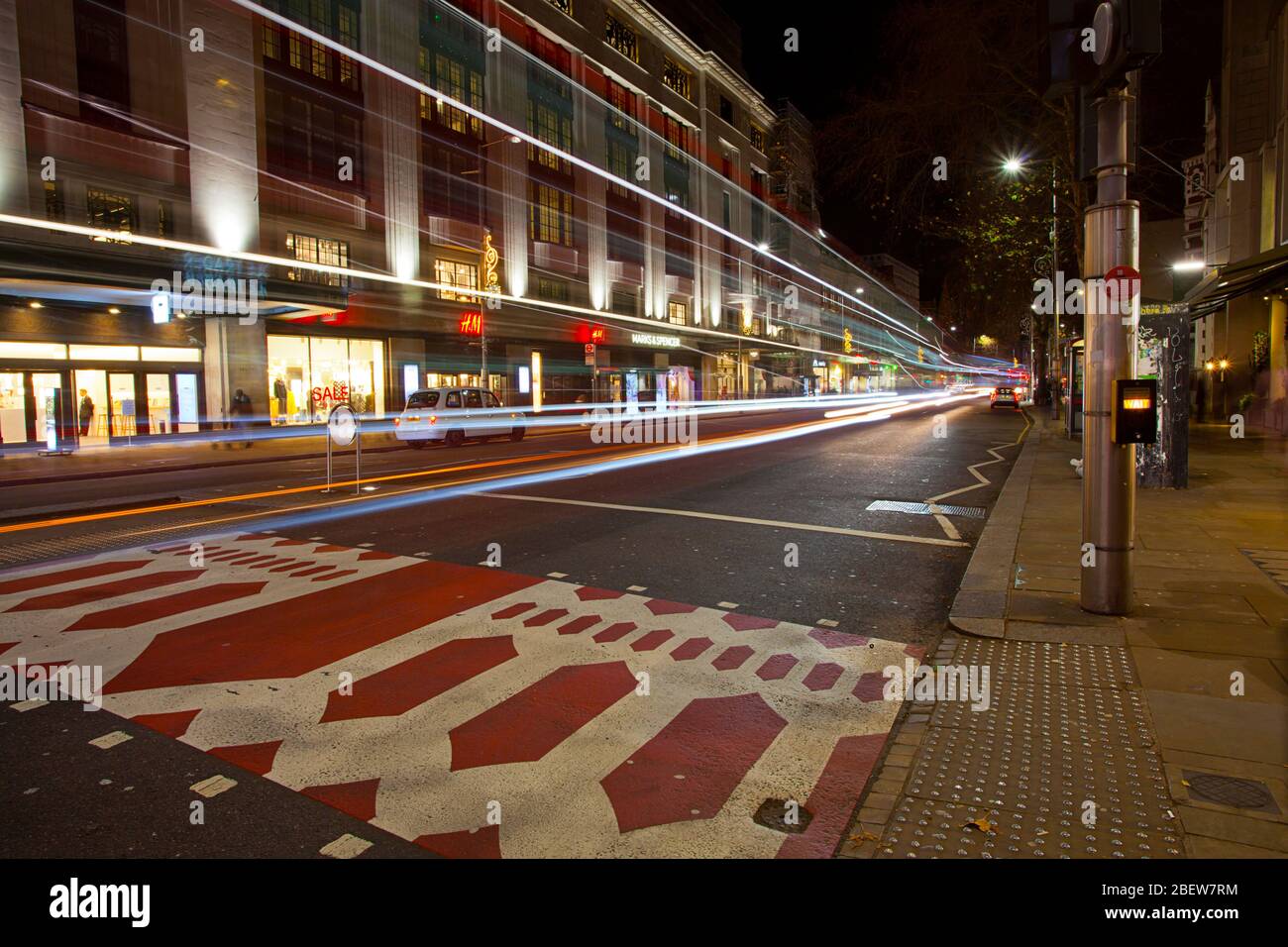 H&M, 99 Kensington High St, Londra, Inghilterra Foto Stock