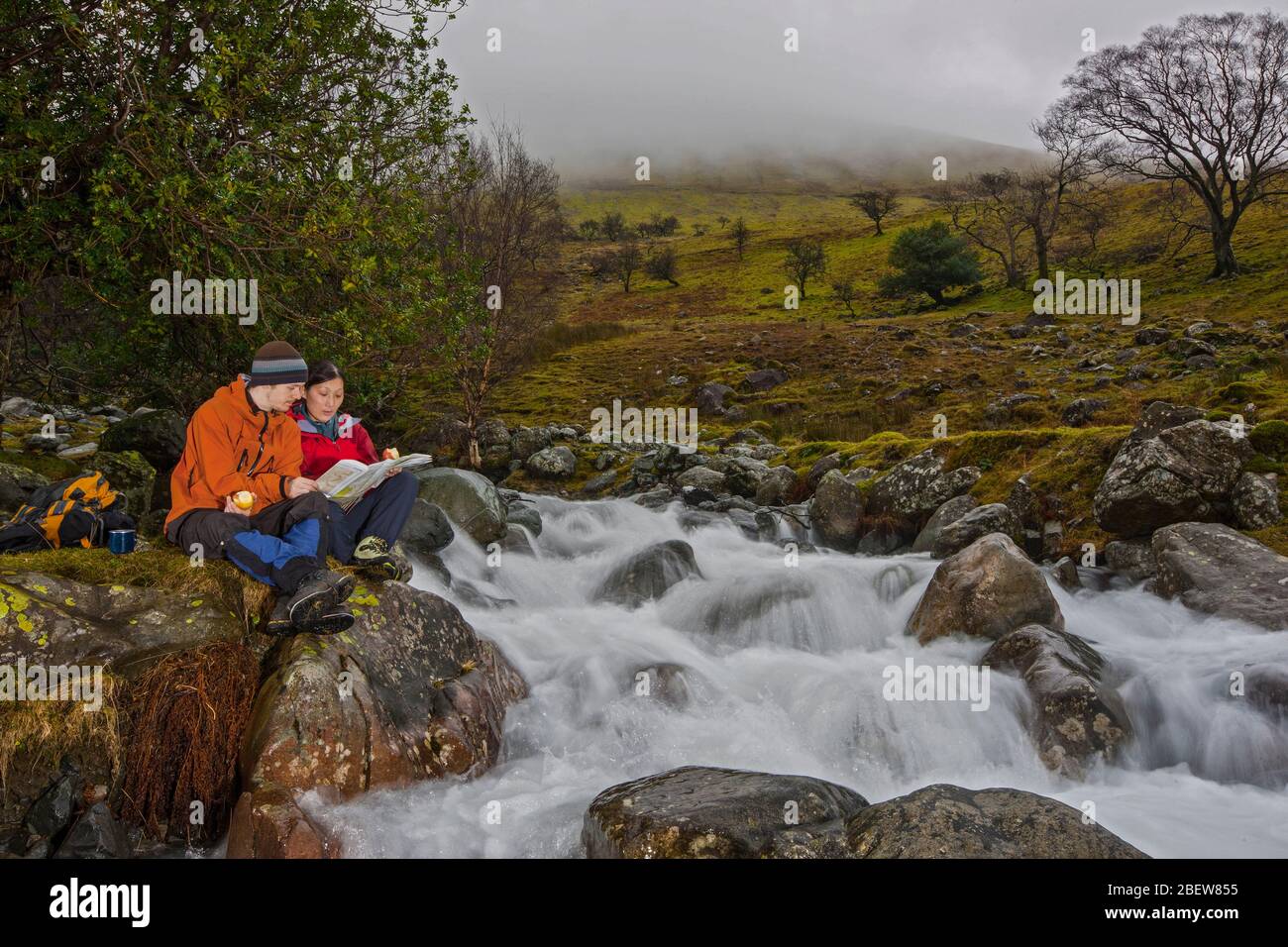 Coppia lettura mappa sulla strada fino a Scafell Pike nel Lake District Foto Stock