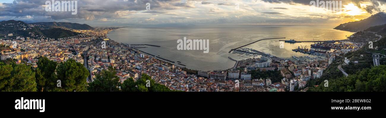 Ampia vista panoramica di Salerno e Golfo di Salerno vista dal Castello di Arechi al tramonto, Campania, Italia Foto Stock