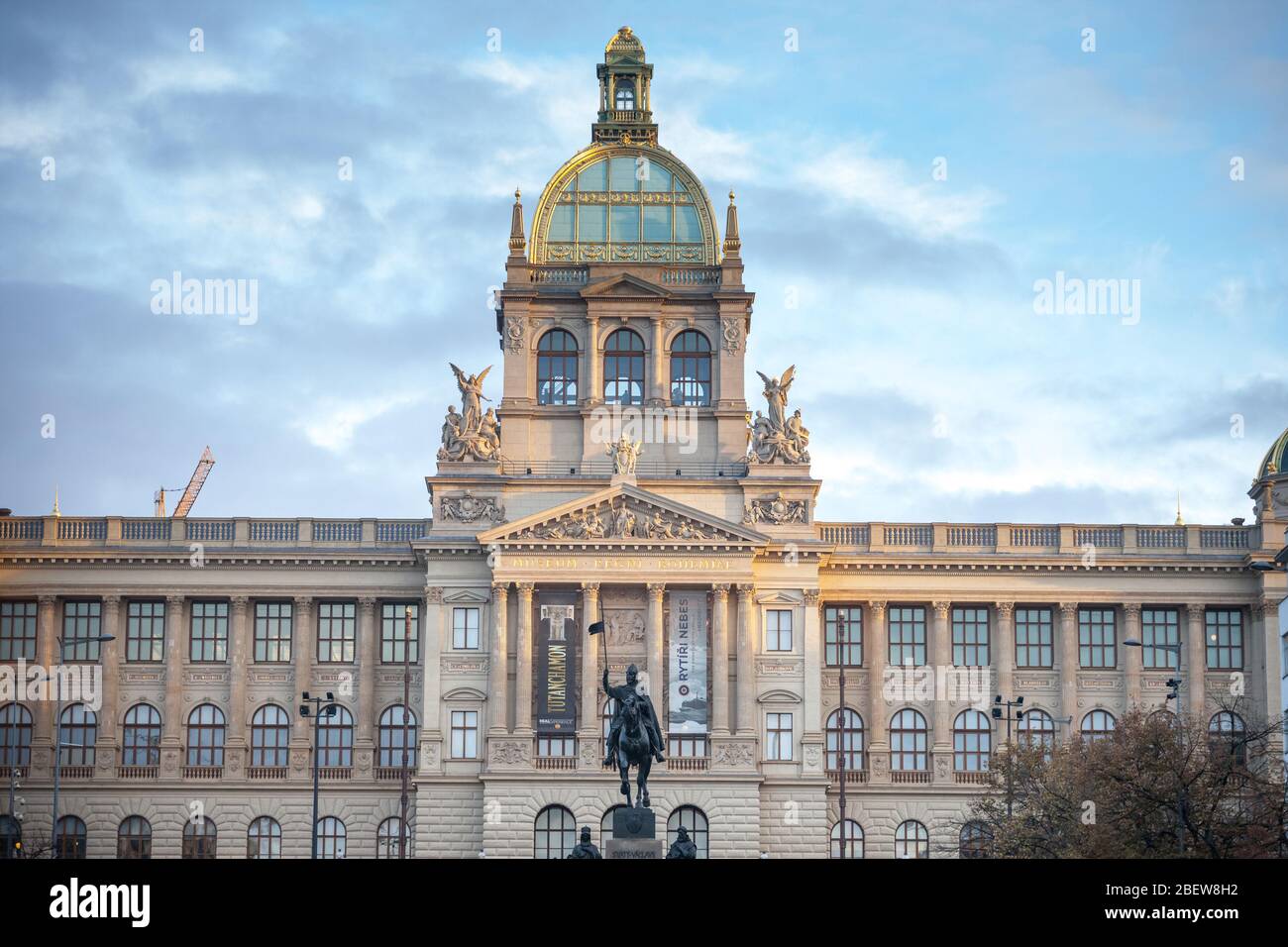PRAGA, CZECHIA - 2 NOVEMBRE 2019: Statua di San Venceslao, chiamata anche Pomnik Svateho Vaclava, situata sulla Sqaure di Weceslas (Vaclavske Namesti) di fronte Foto Stock
