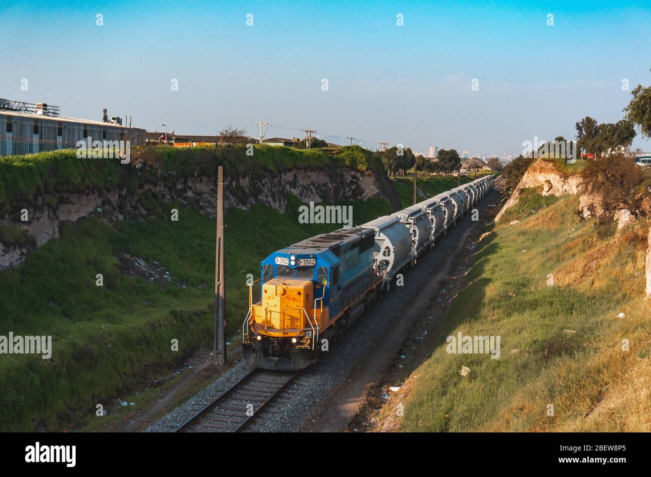 SANTIAGO, CILE - SETTEMBRE 2017: Un treno merci a Cerrillos Foto Stock