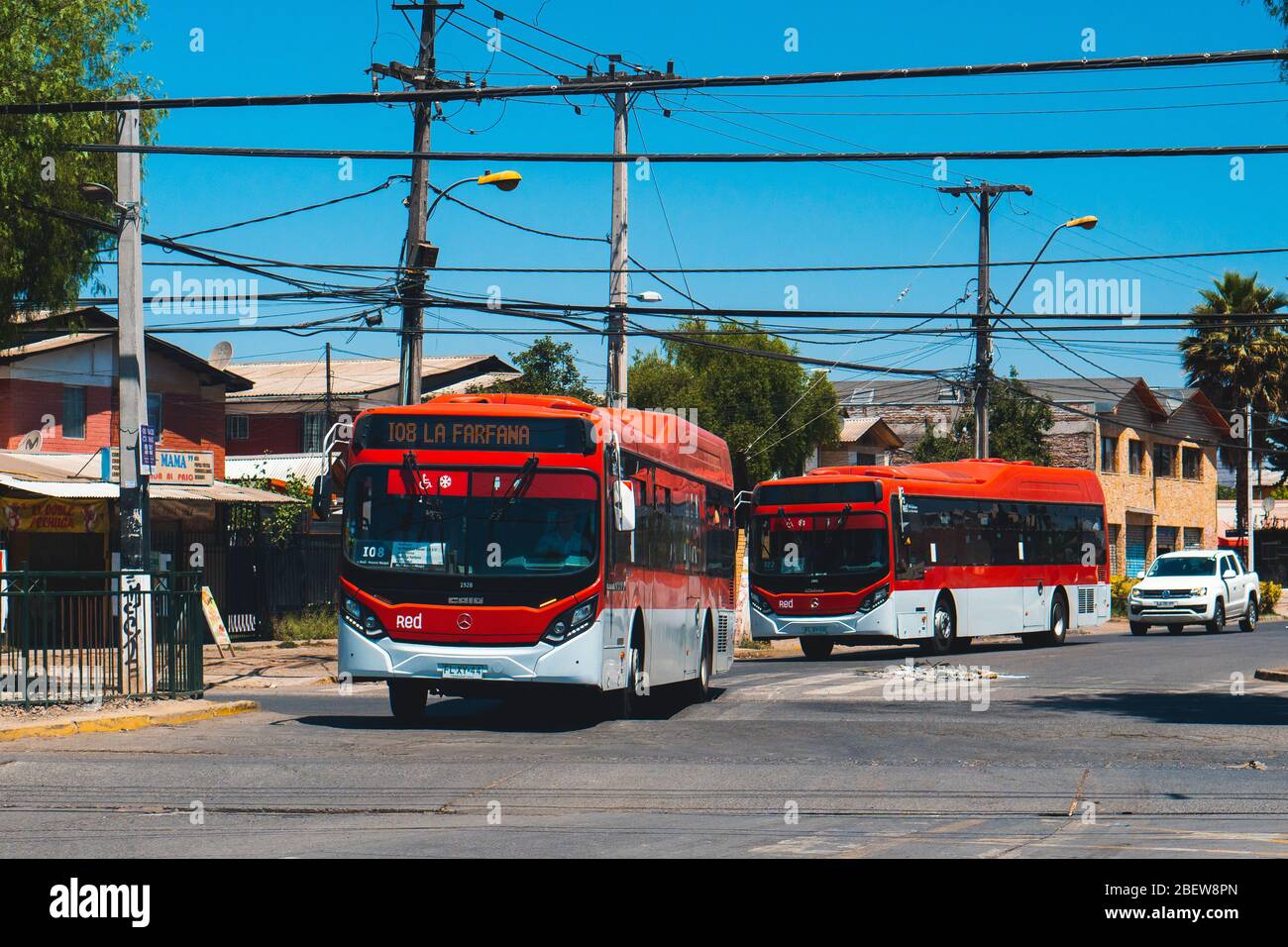 SANTIAGO, CILE - NOVEMBRE 2019: Un autobus di Movilidad Rosso (ex Transantiago) a Maipú Foto Stock