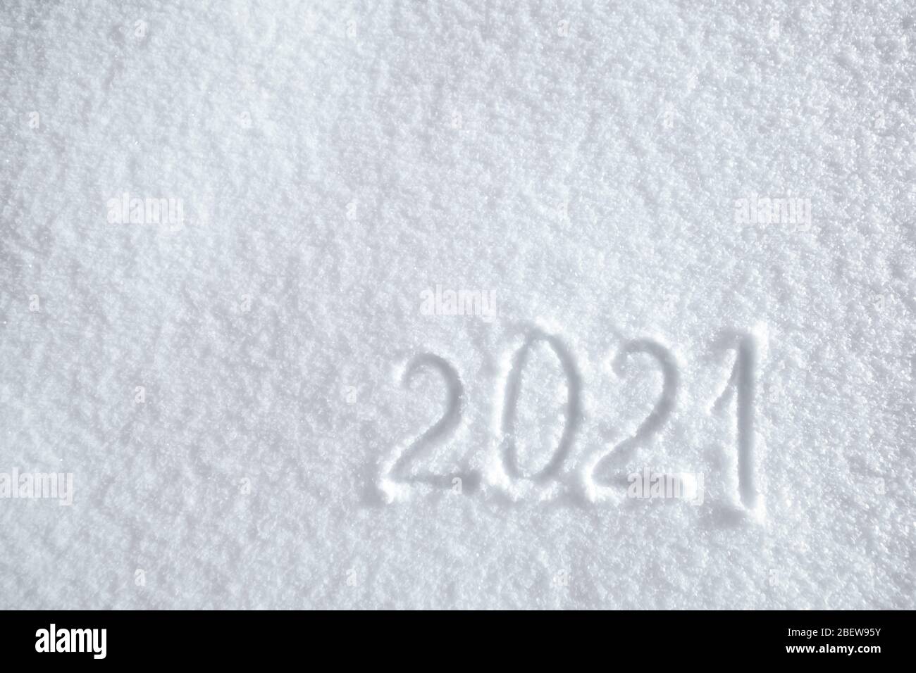 Numeri, data calendario, iscrizione 2021 su superficie innevata naturale in inverno. Testo, sfondo delle vacanze invernali di Capodanno, vista dall'alto Foto Stock