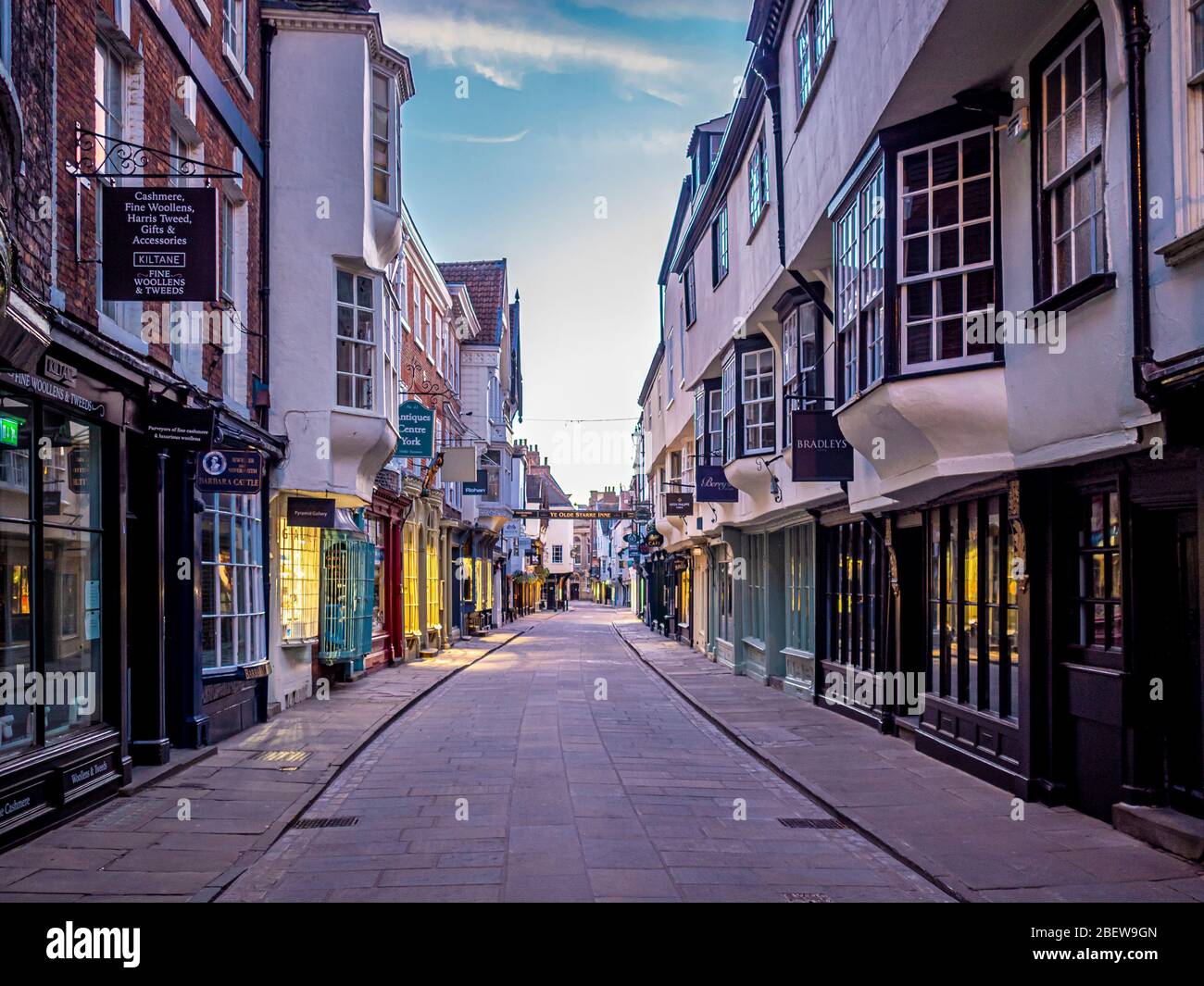 StoneGate, York City Center, prima serata, strada vuota a causa di Covid-19 Lockdown, Regno Unito. Foto Stock