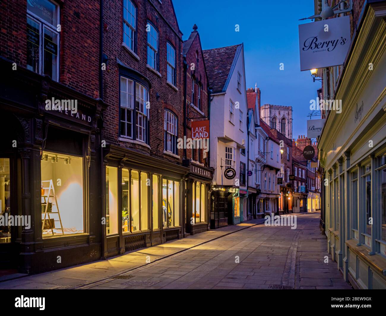 StoneGate, York City Center, prima serata, strada vuota a causa di Covid-19 Lockdown, Regno Unito. Foto Stock