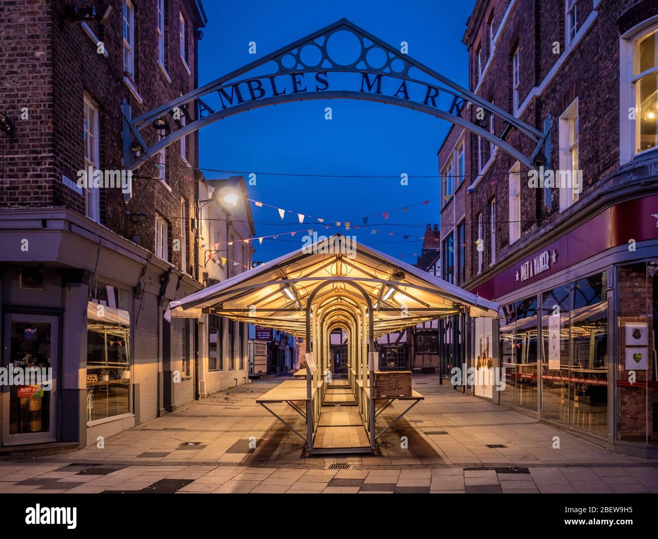 Shambles Market, York City Center, prima serata, vuoto a causa di Covid-19 Lockdown, Regno Unito. Foto Stock