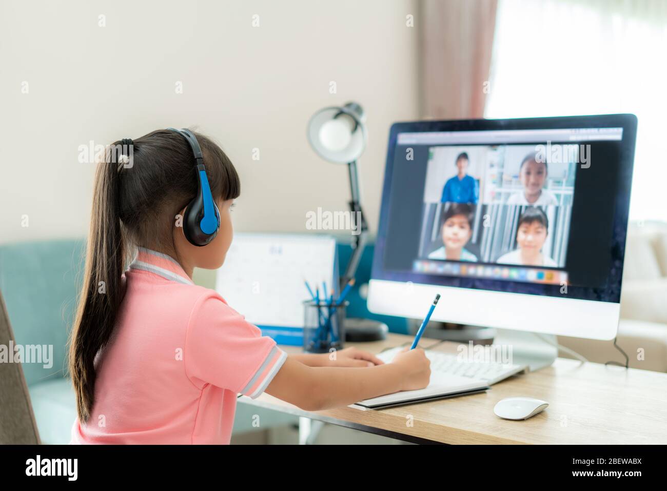Video conferenza Asian Girl Student e-learning con insegnante e compagni di classe sul computer in soggiorno a casa. Homeschooling e apprendimento a distanza, on Foto Stock
