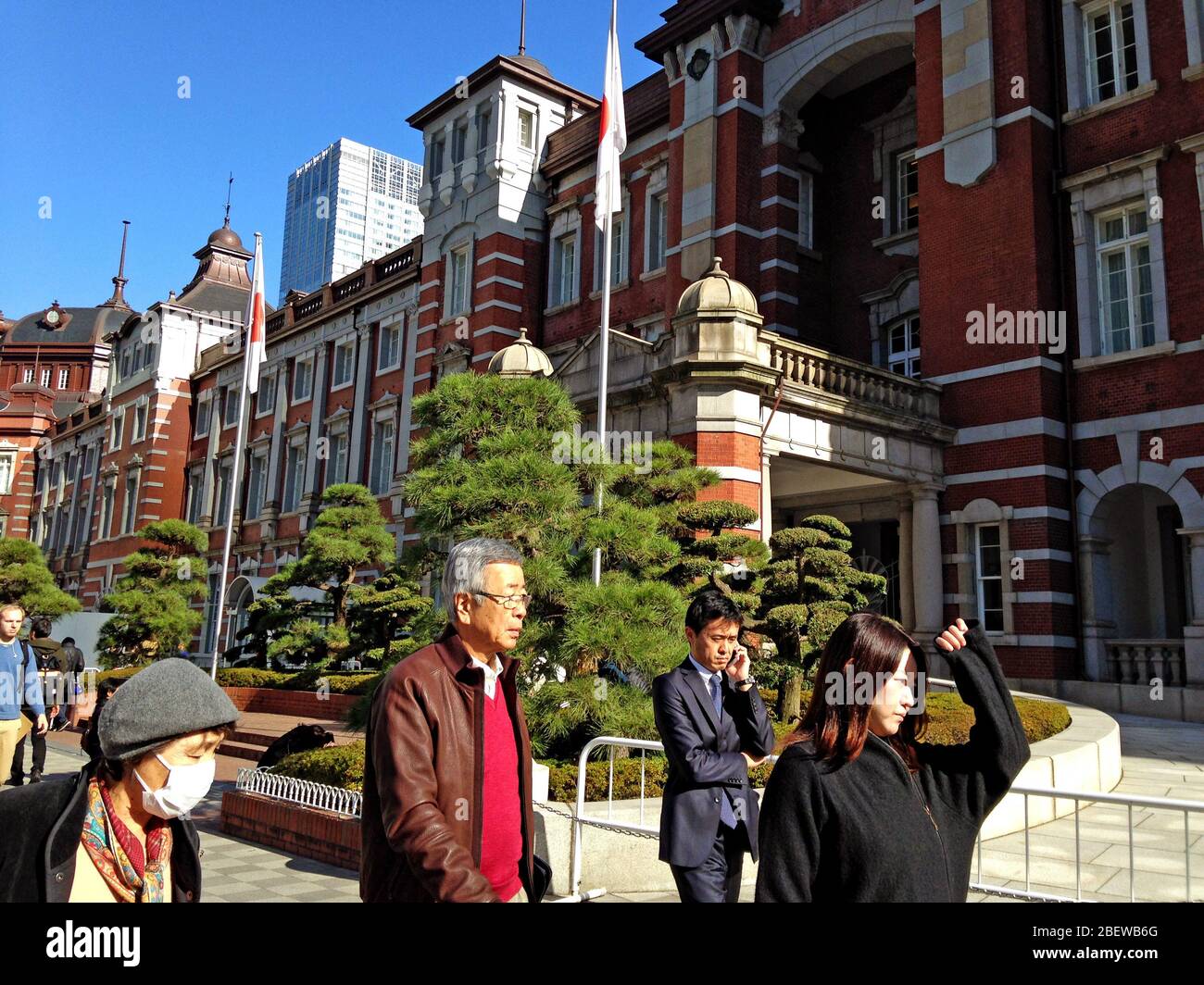I pedoni passano davanti alla storica e iconica stazione ferroviaria di Tokyo, l'edificio Marunouchi nel quartiere degli affari di Marunouchi, Tokyo, Giappone. Foto Stock