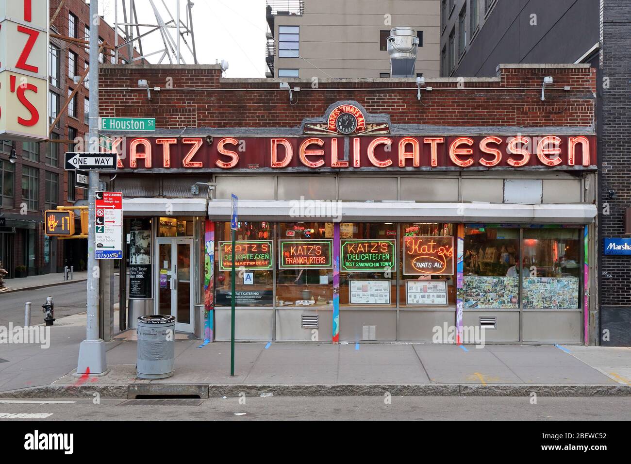Katz's Delicatessen, 205 East Houston Street, New York. Foto di fronte al negozio di New York di un deli ristorante in stile kosher nel Lower East Side di Manhattan Foto Stock