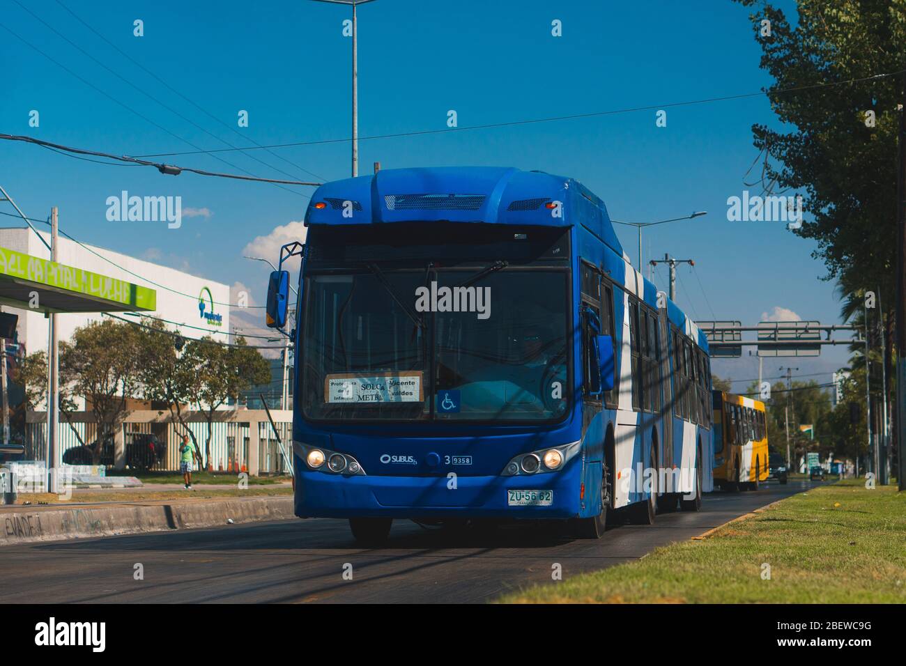 SANTIAGO, CILE - FEBBRAIO 2020: Un autobus Transantiago / Red Movilidad a Puente Alto Foto Stock