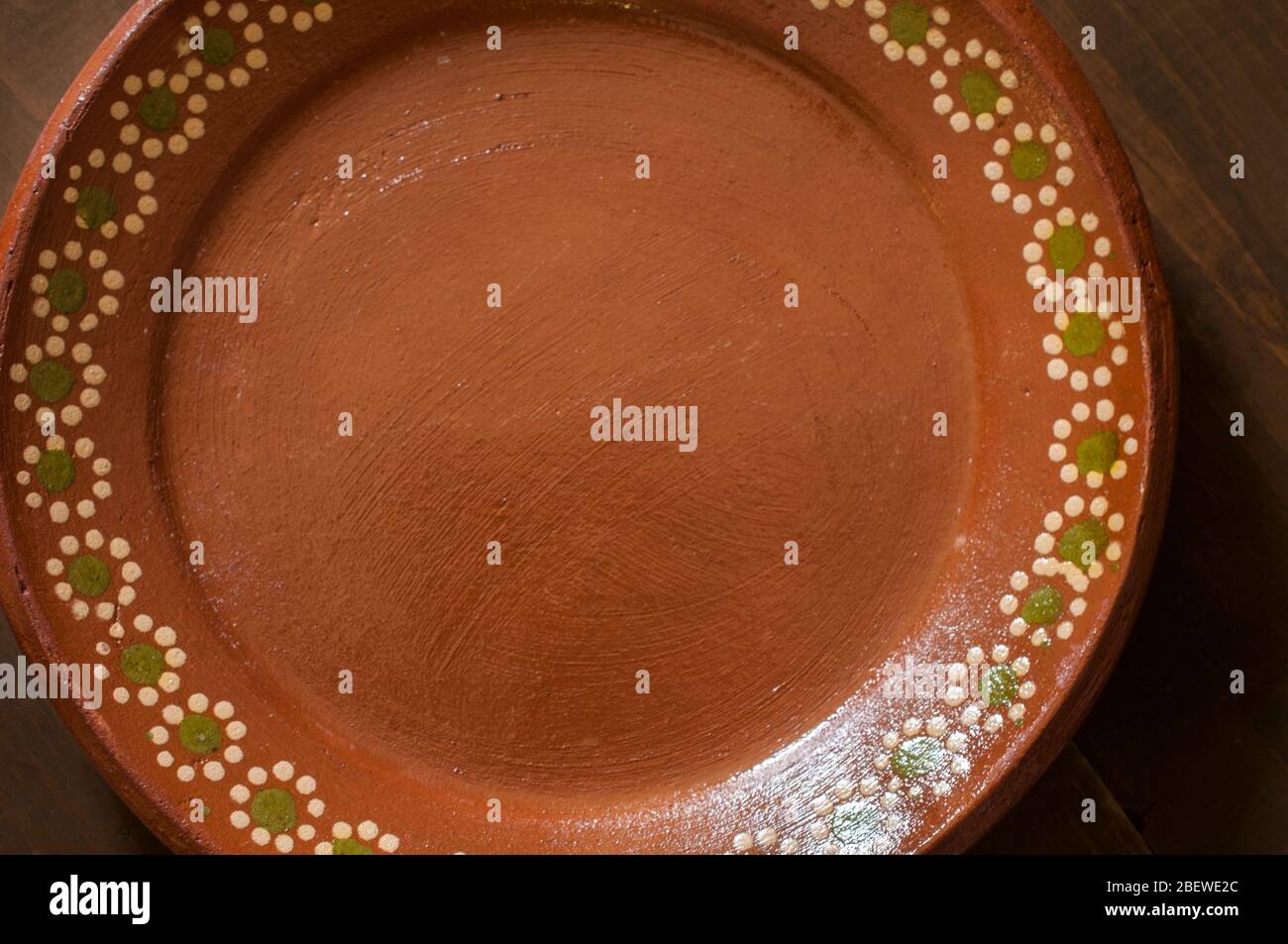 Arte messicana, argilla, o fango su un tavolo di legno. Foto Stock