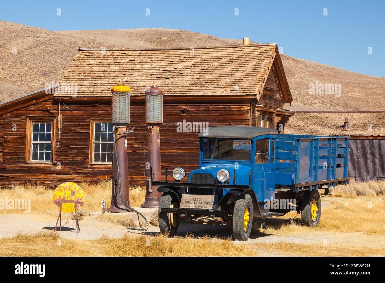 Vecchio camion presso un distributore di benzina presso il Bodie state Historic Park, California Foto Stock