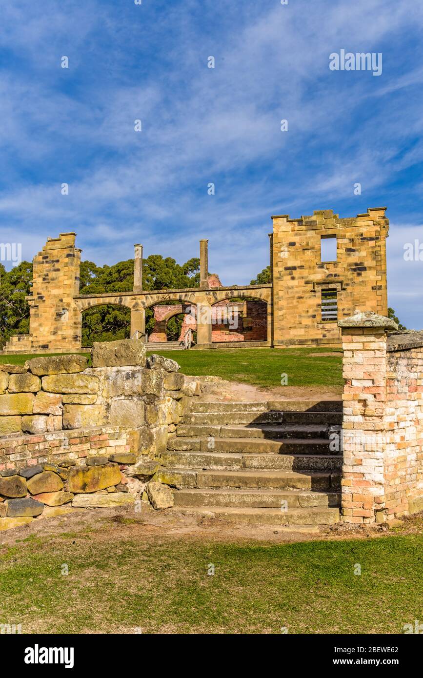 Scale di pietra che conducono all'ospedale presso l'insediamento storico di colonie penali di Port Arthur in Tasmania, Australia Foto Stock