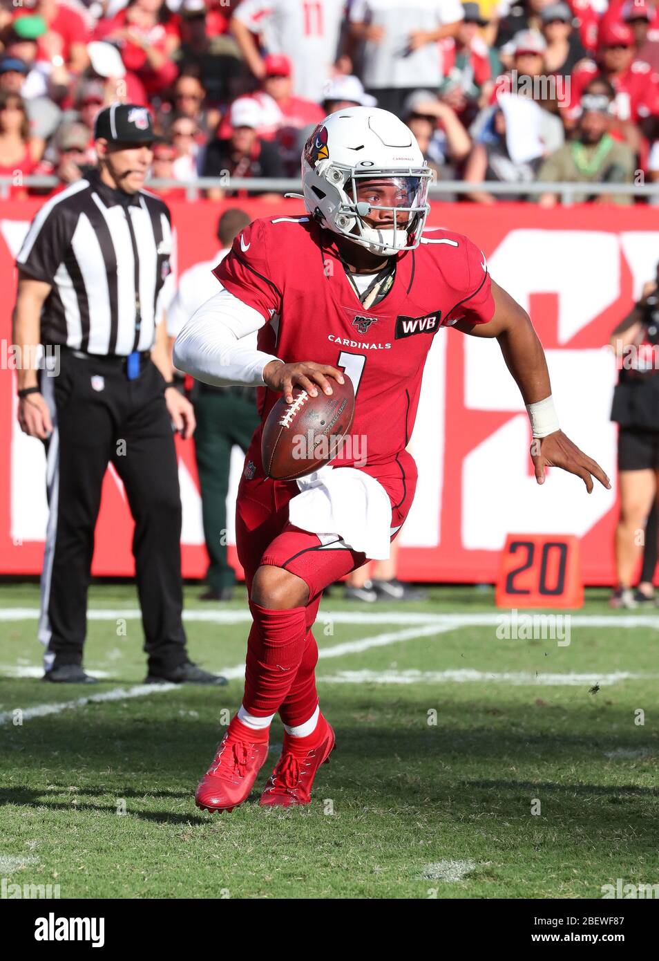 10 novembre 2019; Tampa, FL USA; quarterback dei Arizona Cardinals e primo picketto di sformo complessivo Kyler Murray (1) rotola fuori dalla tasca durante un gioco di NFL. Foto Stock