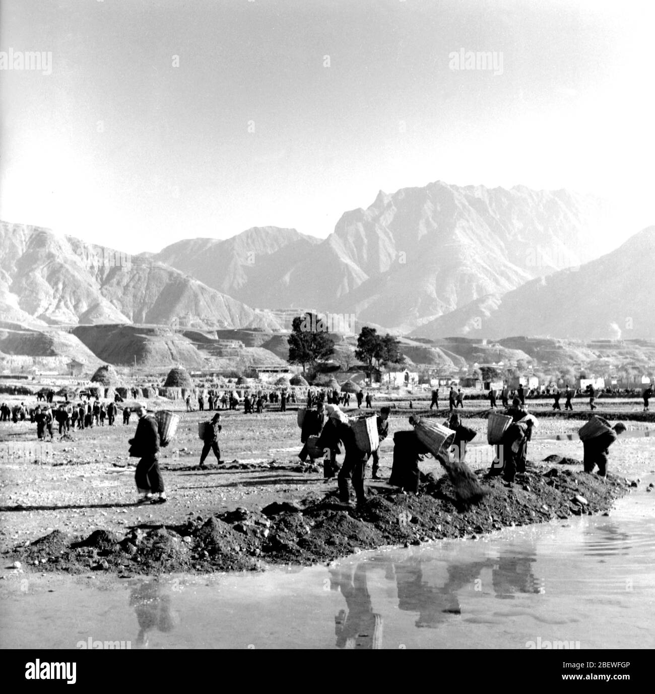 Nel novembre 1957 la Xishui Agricultural Co Ltd nella provincia di Wudu County Gansu riempì il fiume con un team di produzione Foto Stock