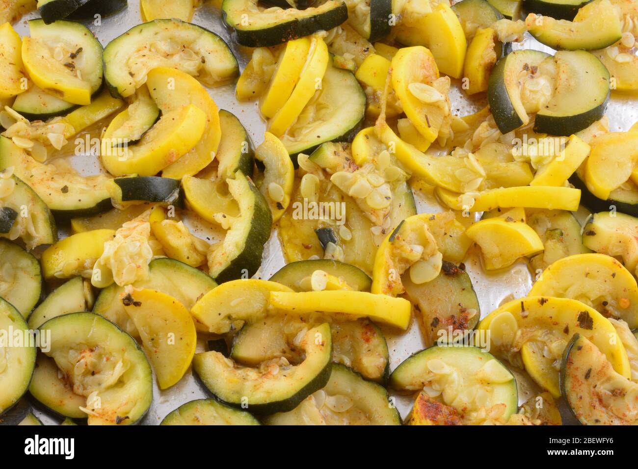 Zucchine e fette di zucca giallo estate con collo di crookneck su lamina di alluminio in teglia Foto Stock