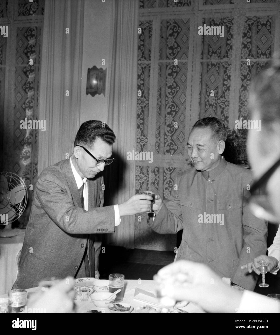 Nel 1965 Lin Liming Vice Segretario del Comitato Provinciale del Partito Guangdong ha accolto la visita dell'Agenzia di Notizie Kyodo in Cina Foto Stock