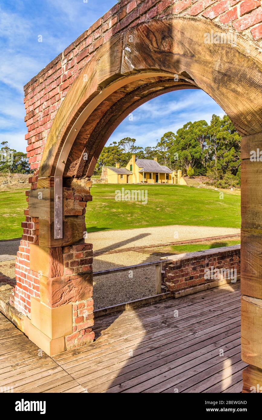 Smith o'Brian's Cottage visto dall'arco dell'ospedale a Port Arthur storico insediamento di colonie penali in Tasmania. Foto Stock