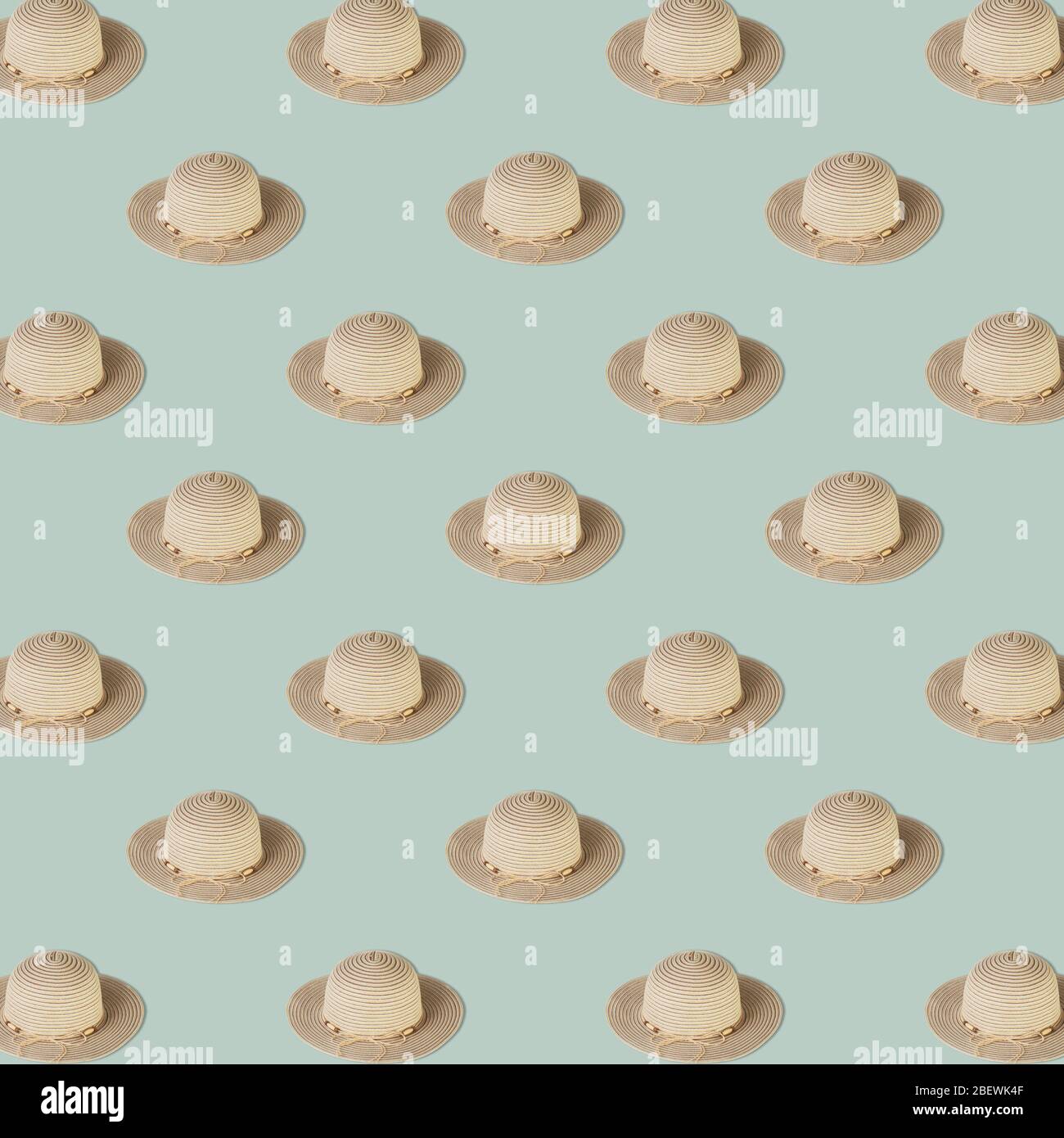 Cappello di paglia con nastro. Ripetizione senza giunture. Estate o spiaggia concetto. Concetto minimalista di cappello di paglia. Foto Stock