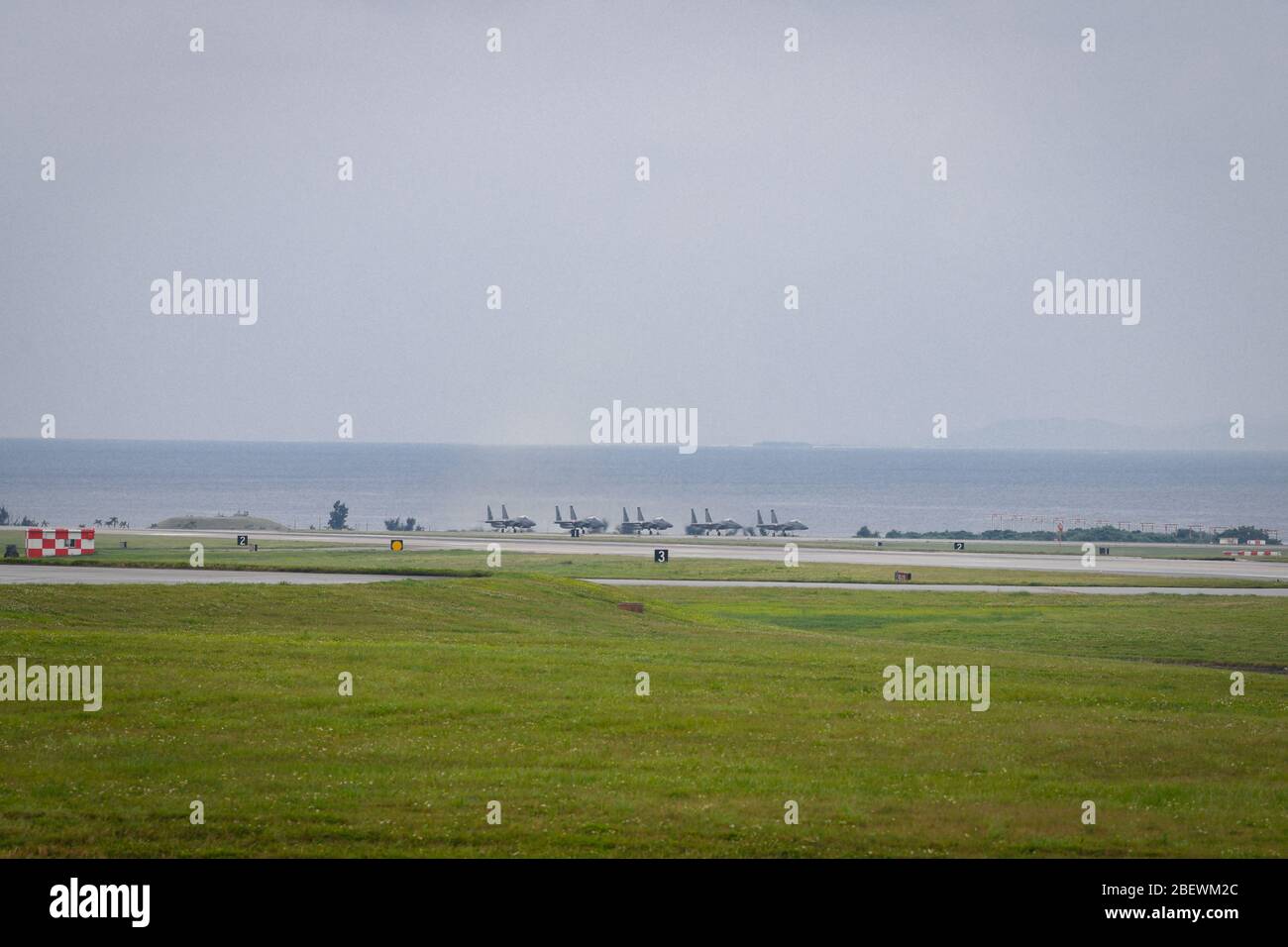 F-15C Eagles taxi lungo la pista sulla base aerea Kadena, Giappone, 9 aprile 2020. F-15C Eagle è un combattente tattico e manovrabile progettato per conquistare e mantenere la supremazia aerea sul campo di battaglia. Per garantire il successo della missione, gli Airmen del Team Kadena continuano a crescere per soddisfare i requisiti della missione e garantire la superiorità aerea. (STATI UNITI Foto dell'Air Force di staff Sgt. Kristan Campbell) Foto Stock