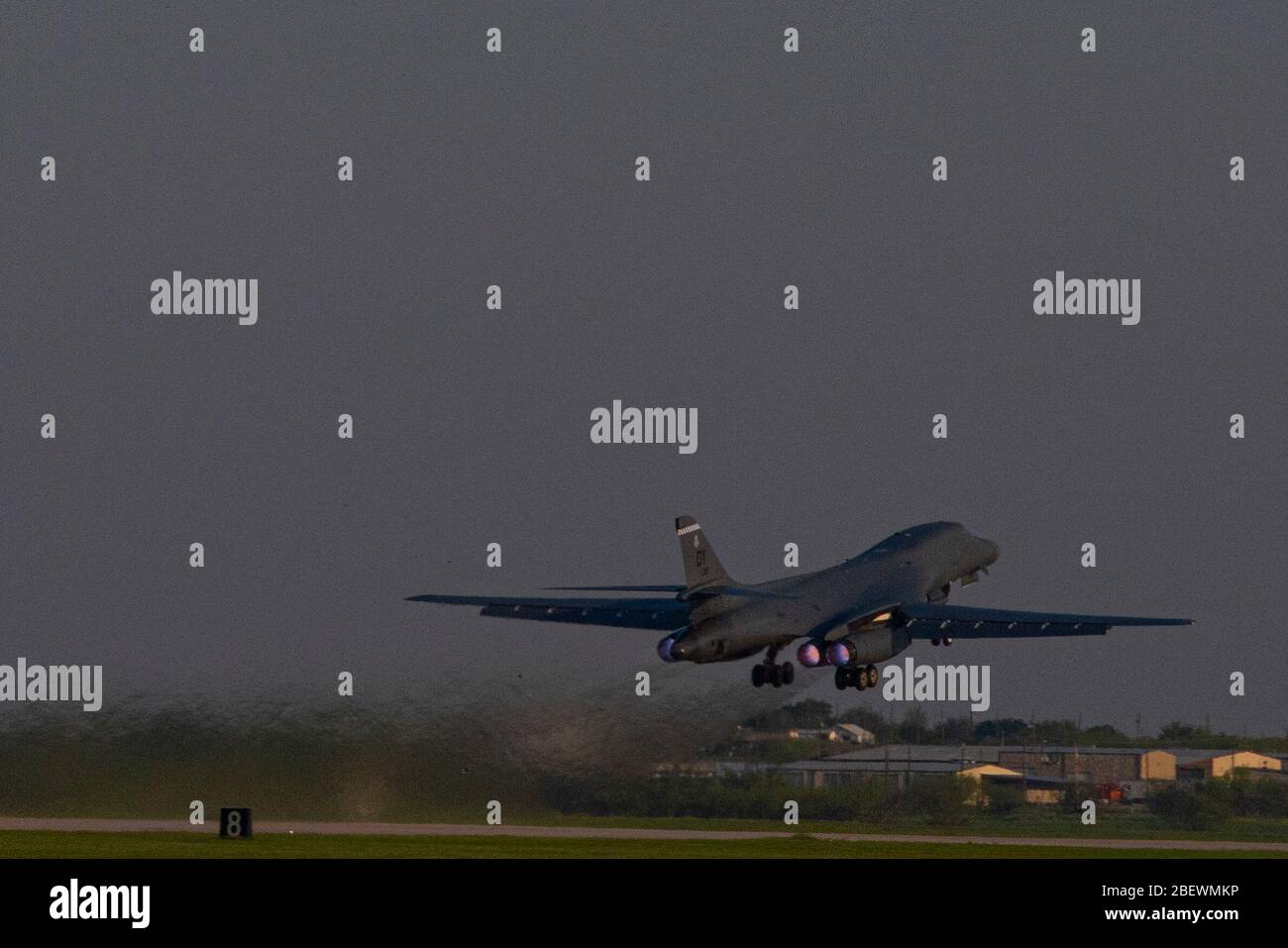 Un B-1B Lancer decollo dalla base dell'aeronautica militare di Dyess, Texas, 10 aprile 2020. Dyess AFB sta adottando misure estese per limitare la diffusione del COVID-19, mantenendo la prontezza sia del bombardiere che della missione di sollevamento aereo. (STATI UNITI Foto Air Force di Airman i Classe Colin Hollowell) Foto Stock