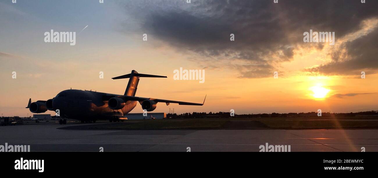 Un C-17 Globemaster III assegnato al 305th Air Mobility Wing è parcheggiato sulla linea di volo presso la Joint base McGuire-Dix-Lakehurst, N.J., 5 aprile 2020. Il C-17 può eseguire missioni tattiche di sollevamento aereo e airdrop e può trasportare lettiere e pazienti ambulatoriali durante le evacuazioni aeromediche. (STATI UNITI Foto dell'Air Force di Maj. Brian Wagner) Foto Stock
