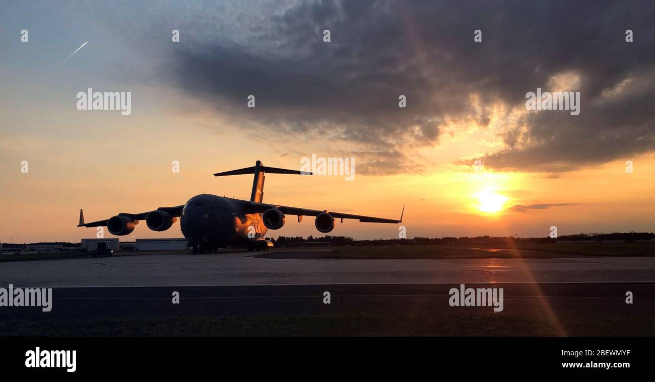 Un C-17 Globemaster III assegnato al 305th Air Mobility Wing è parcheggiato sulla linea di volo presso la Joint base McGuire-Dix-Lakehurst, N.J., 5 aprile 2020. Il C-17 può eseguire missioni tattiche di sollevamento aereo e airdrop e può trasportare lettiere e pazienti ambulatoriali durante le evacuazioni aeromediche. (STATI UNITI Foto dell'Air Force di Maj. Brian Wagner) Foto Stock