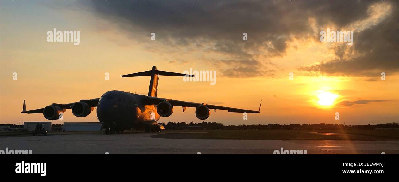 Un C-17 Globemaster III assegnato al 305th Air Mobility Wing è parcheggiato sulla linea di volo presso la Joint base McGuire-Dix-Lakehurst, N.J., 5 aprile 2020. Il C-17 può eseguire missioni tattiche di sollevamento aereo e airdrop e può trasportare lettiere e pazienti ambulatoriali durante le evacuazioni aeromediche. (STATI UNITI Foto dell'Air Force di Maj. Brian Wagner) Foto Stock
