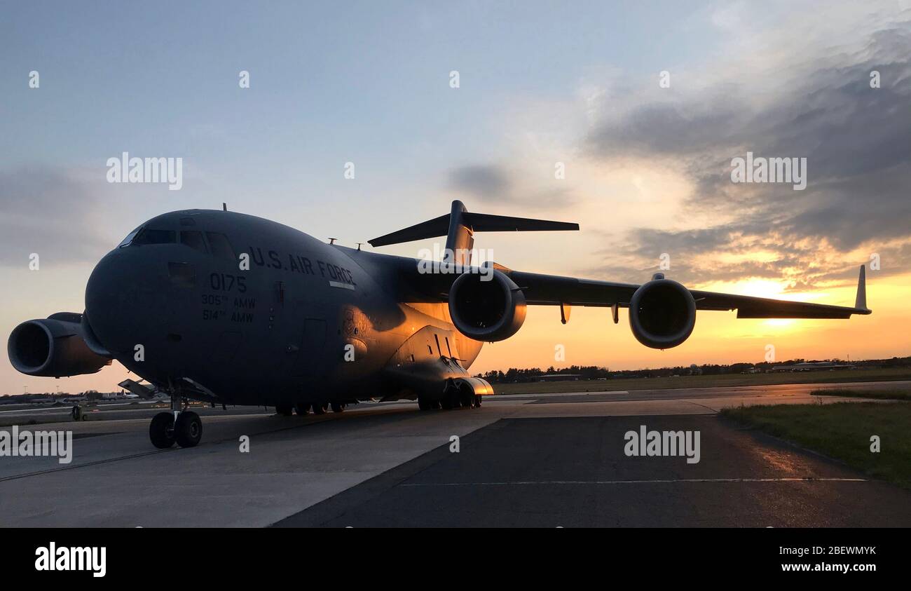 Un C-17 Globemaster III assegnato al 305th Air Mobility Wing è parcheggiato sulla linea di volo presso la Joint base McGuire-Dix-Lakehurst, N.J., 5 aprile 2020. Il C-17 può eseguire missioni tattiche di sollevamento aereo e airdrop e può trasportare lettiere e pazienti ambulatoriali durante le evacuazioni aeromediche. (STATI UNITI Foto dell'Air Force di Maj. Brian Wagner) Foto Stock