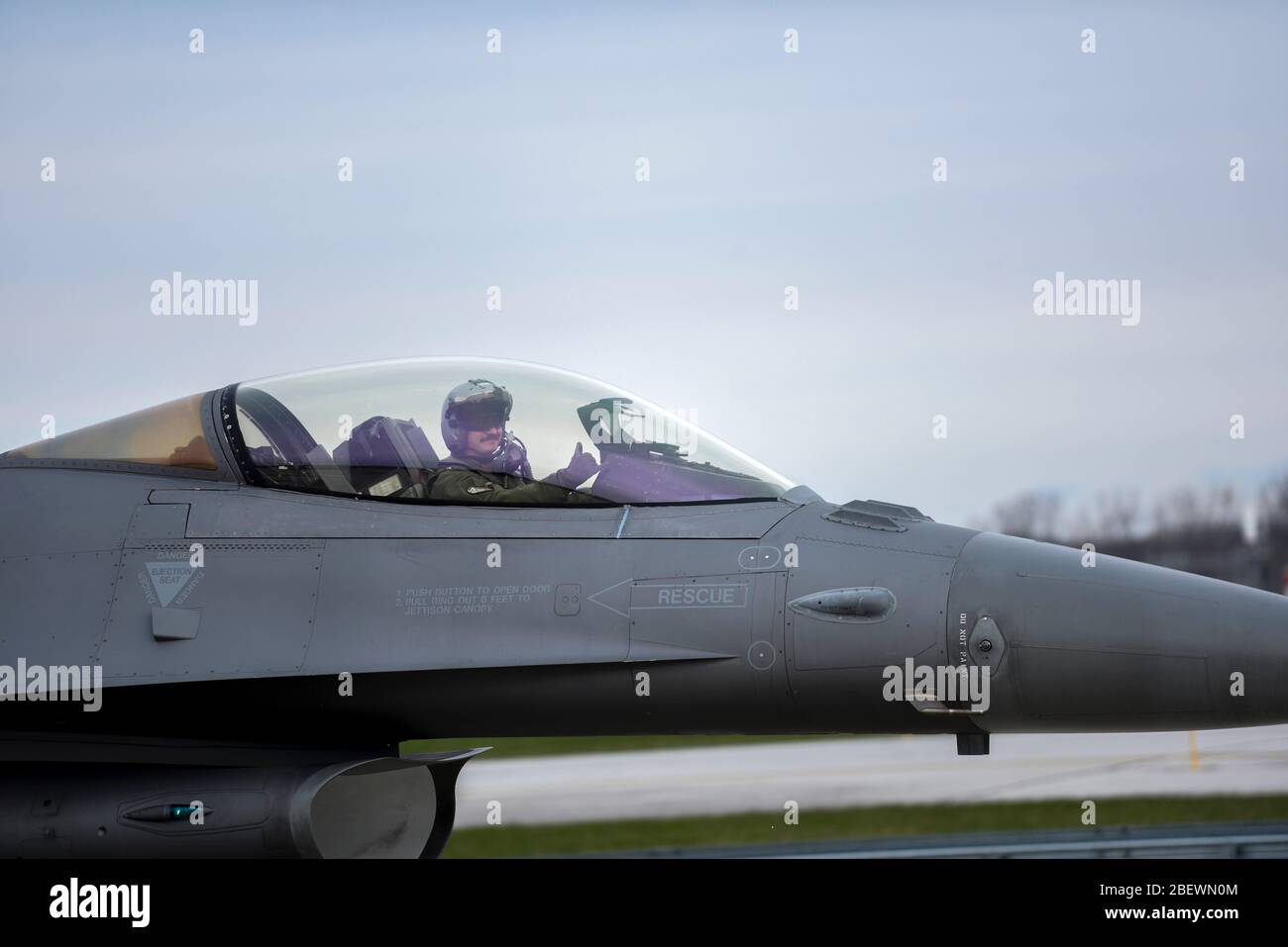 Un pilota da combattimento F-16, assegnato alla 180esima Fighter Wing della Guardia Nazionale dell'Ohio, taxi per la pista in un aereo da combattimento F-16, assegnato alla 180FW, per un volo di addestramento al 180FW, 14 aprile 2020. Durante la pandemia COVID-19, il 180FW ha ridotto le operazioni per garantire la sicurezza dei suoi Airmen, ma ha continuato a condurre missioni di volo per mantenere la prontezza, garantendo che la potenza di combattimento possa essere erogata ai comandanti combattenti, in qualsiasi momento e ovunque. (Foto della Guardia Nazionale aerea di Senior Airman Kregg York) Foto Stock